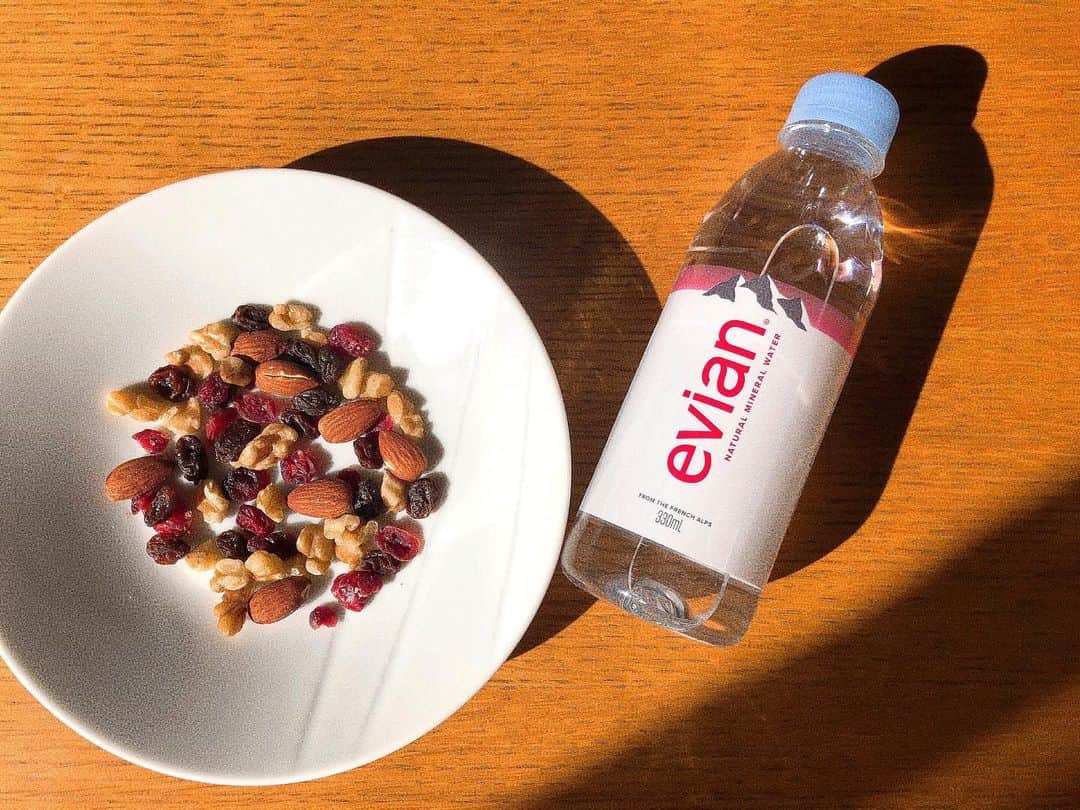 yuu__aaaのインスタグラム：「. . おやつ❤︎！ . ナッツは体に良い脂が含まれてるのとドライフルーツは食物繊維もビタミンも豊富に含まれているからおやつに最適ってジムの先生 @daisuke_n72  に聞いたからおやつに...🥜🍓 . . #ナッツ#nuts#おやつ#美容#ダイエット#gym#筋トレ女子 #パーソナル#パーソナルトレーニング」