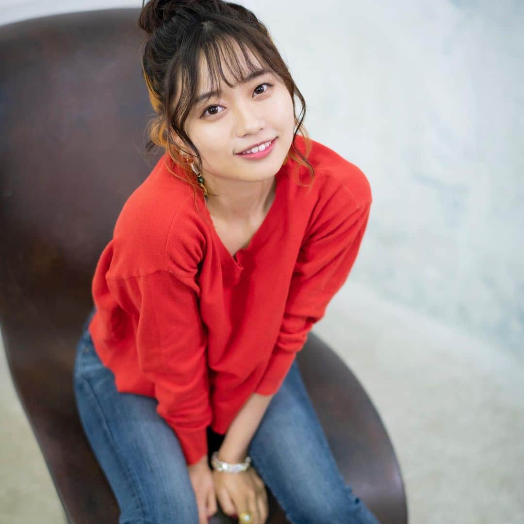 のインスタグラム：「. . . 余裕そうに乗ってますが この椅子、実は不安定でめちゃくちゃ怖いです。 . . . .  #ポートレート レート #ポートレートモデル #ポートレート女子 #ポトレのセカイ #撮影会 #撮影モデル #ポートレートモデル募集 #カメラマン募集 #写真好きな人と繋がりたい #ポートレートしま専科 #good_portraits_world #good_portraits_japan #l4l #作品撮り #部屋着女子 #美脚フェチ  #撮影イベント #ggphoto #じーふぉり  #美脚モデル #インナーカラー #オレンジインナーカラー #お団子ヘア #お団子女子は好きですか #スキニー女子」