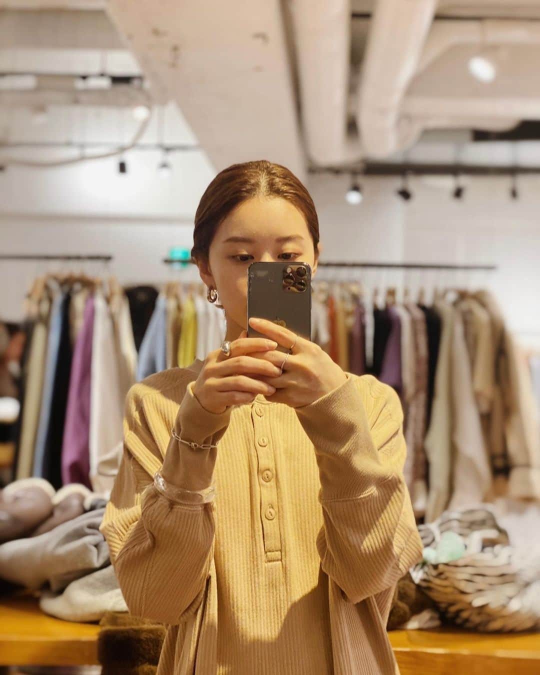 Eri Koyamaのインスタグラム：「. 本日のミッション終了してホッ☕︎ やっぱり朝から行動できてる方が 脳が活性化されて快適🚿✨  普段ミリタリーは白を選びがちだけど、 ベージュにアイボリーブーツが新鮮でかわいい♡💭 ボリュームあるブーツとも、 ロングブーツとも◎ うん、買う😋  予約中なので TOP URLから飛んでみてね @eri_koyama_   @ungrid_official @ungrid_staffsnap #153cmコーデ」