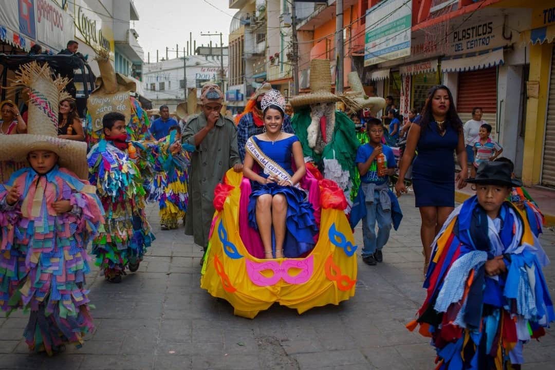 のインスタグラム：「Photo by Luján Agusti @lujanag / People accompany the new queen of Putla to the inauguration of carnival celebrations in Putla, Oaxaca, Mexico in 2018. Among the things that have been put on hold during the pandemic are mass festivities. This image is part of a project I did in Mexico, documenting different celebrations throughout the country—some held for religious reasons, others to invoke the rain. In Mexico there is always a good reason to get together and celebrate. Follow me at @lujanag to learn more about this and other stories.」