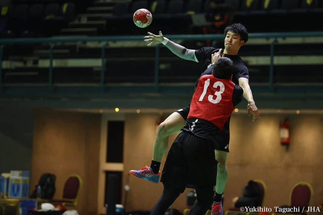 吉野樹さんのインスタグラム写真 - (吉野樹Instagram)「. 昨日エジプトでの最後のトレーニング してきました。 早いようで短いような、、 それほど充実してるんですかね💪  俺のシュートって ボールが後ろに隠れて見えるのかな。 むしろ身体超えて右から見えちゃってるんかなww  #彗星JAPAN #日本代表 #Egypt2021 #世界選手権 #handball #training #Egypt」1月25日 16時45分 - tatsuki.yoshino23
