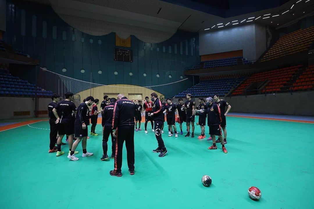 吉野樹さんのインスタグラム写真 - (吉野樹Instagram)「. 昨日エジプトでの最後のトレーニング してきました。 早いようで短いような、、 それほど充実してるんですかね💪  俺のシュートって ボールが後ろに隠れて見えるのかな。 むしろ身体超えて右から見えちゃってるんかなww  #彗星JAPAN #日本代表 #Egypt2021 #世界選手権 #handball #training #Egypt」1月25日 16時45分 - tatsuki.yoshino23