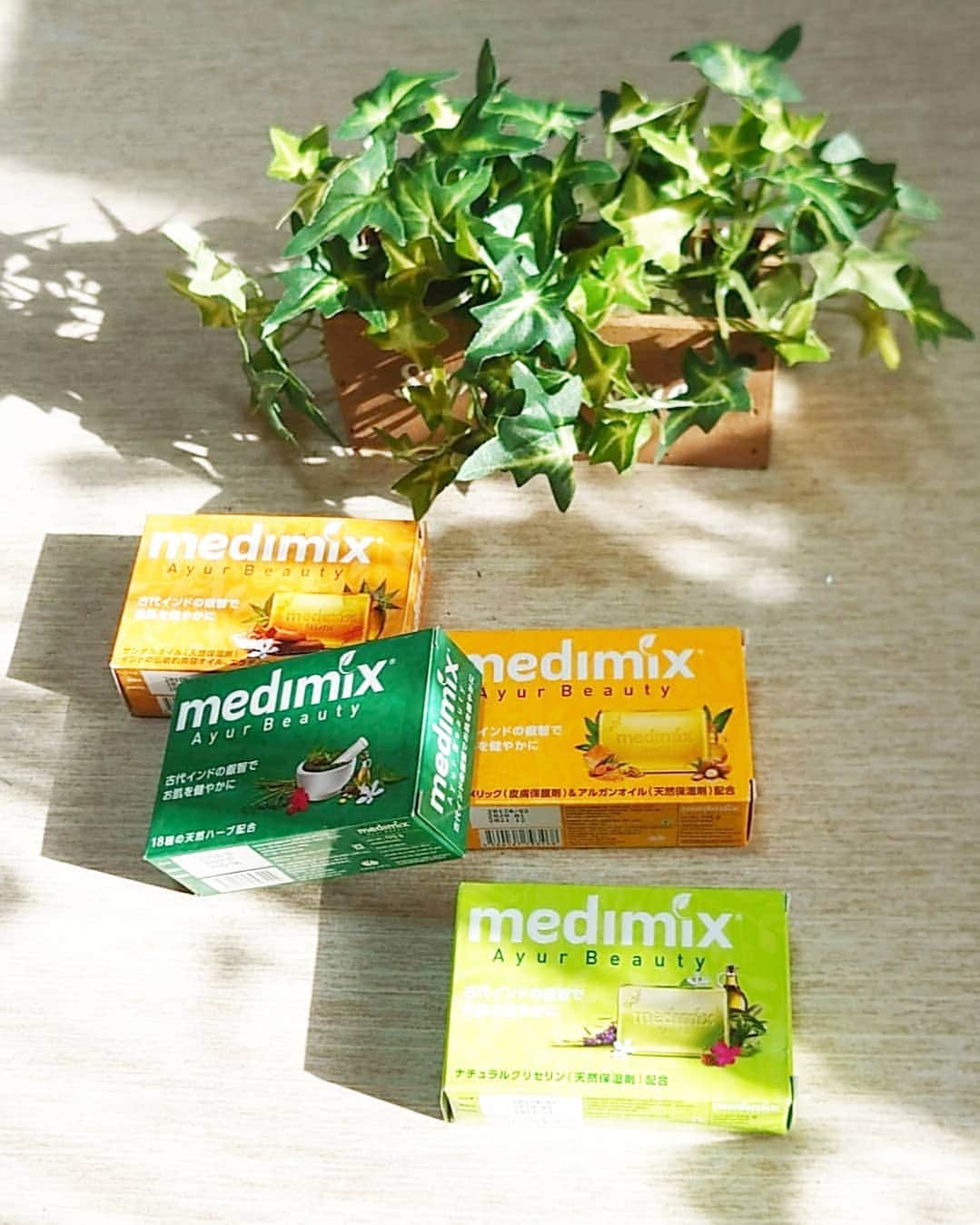 丹遥ニナさんのインスタグラム写真 - (丹遥ニナInstagram)「swipe➡️➡️swipe➡️➡️➡️💋 AYUR BEAUTY（アーユルビューティー）のｍedimix soap（アロマソープ）💕 ・ ・ ｍedimix soapには4種類のアロマソープーー 💎メディミックス アロマソープグリーン 💎メディミックス アロマソープフレッシュグリーン 💎メディミックス アロマソープオレンジ 💎メディミックス アロマソープゴールド ・ ・ この石けん、開封直後はしばらく部屋全体が香ってるんです。これがまたいい香り📍👌😎 ・ ・ 石鹸を直接肌へこすりつけて手で泡立ててから洗っています。スッキリとした洗いあがりで、肌もコワゴワが軽減されてきた気がします〜🥰💖 ・ ・ ♠️♠️♠️♠️♠️♠️♠️♠️♠️♠️♠️♠️♠️♠️♠️♠️♠️♠️♠️♠️ ・ ・ 2月15日まで「medimix AyurBeauty」イメージモデルオーディションinJapan2次審査はSNS選考となりますので、是非投稿に「いいね」してくださいね〜💖 ・ ・ #medimix #medimixイメージモデル #メディミックス #アーユルヴェーダ #スキンケア #石鹸 #美容 #洗顔 #オーガニック #アロマ  ・  ・ @medimix_jp @narrow_official ・ ・ #モデル #撮影 #丹遥 #大人女子 #写真好きな人と繋がりたい #アパレル #サロンモデル  #プチプラコーデ #コスメ好きさんと繋がりたい #メイク好きな人と繋がりたい #美肌 #アンチエイジング #美容好き #韓国ファッション#カジュアルコーデ #ストリートファッション #アクセサリー #写真で伝える私の世界」1月25日 16時45分 - minaninamiji