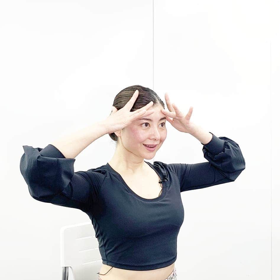 間々田佳子のインスタグラム：「みなさんにお伝えしたいこと  間々田先生のコアフェイストレーニングは怖い顔になるからやりたくない  というコメントをいただきました😅  目をギョロと見開き  頬をあげる  表情として考えると 怖い笑顔になりますが…  今後表情ジワが入らないようにしながら 顔の筋肉を鍛えるためには このレベルまで頑張って顔を使わないと…  と思います  今日は ハルメクでお仕事でした！  #間々田佳子 #コアフェイストレーニング」