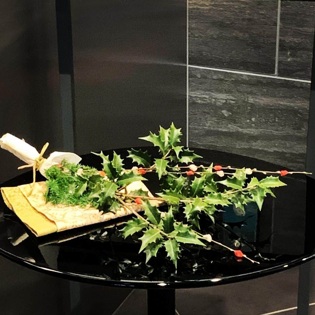 LABOdezaoのインスタグラム：「季節の変わり目、節分には邪気が生じるといわれます。春の兆しに心もおどる立春の前日にあたる２月３日は旧暦の正月とほぼ同時期。お正月とこしえを飾ってくれてた餅花を、節分の邪気払いの柊に合わせて。 #スタジオのエントランスでもうひと頑張り #モザイクタイル #LDK #ペニンシュラキッチン #ステンドグラス #アクセントクロス #梁見せ #吹き抜け #モダン和風 #ライフスタイルリノベーション #マンションリノベ #マンションリノベーション #デザオ建設 #デザオ #DEZAO  #DsLABO #京都#戸建リノベーション #リノベーション #リフォーム  #注文住宅 #マイホーム  #家 #住宅 #建築 #暮らし #マイホーム計画 #インテリア #デザイン #家づくり ＊デザオ建設のリフォーム、詳しい情報はこちらからどうぞ → @dezaoreform」