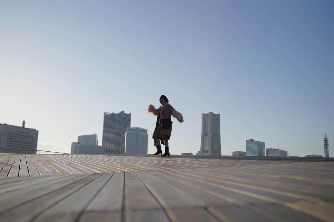 山本真由美のインスタグラム：「. . odol 🏙🏢 . . 建築とおどる💃 Dance with architecture. . #odol #dance  #billding #ビルの谷間で #ダンス #tokyo #japan #photography  #camera #osanbashi #大桟橋　 #大さん橋 #yokohama #design  #FOA #architecture  #建築と女優 #散歩 #coordinate  #hoodie #fashion #move  #ウルトラマン　#ゴジラ　#godzilla #特撮　 Godzilla appears .🔥🔥🖤」