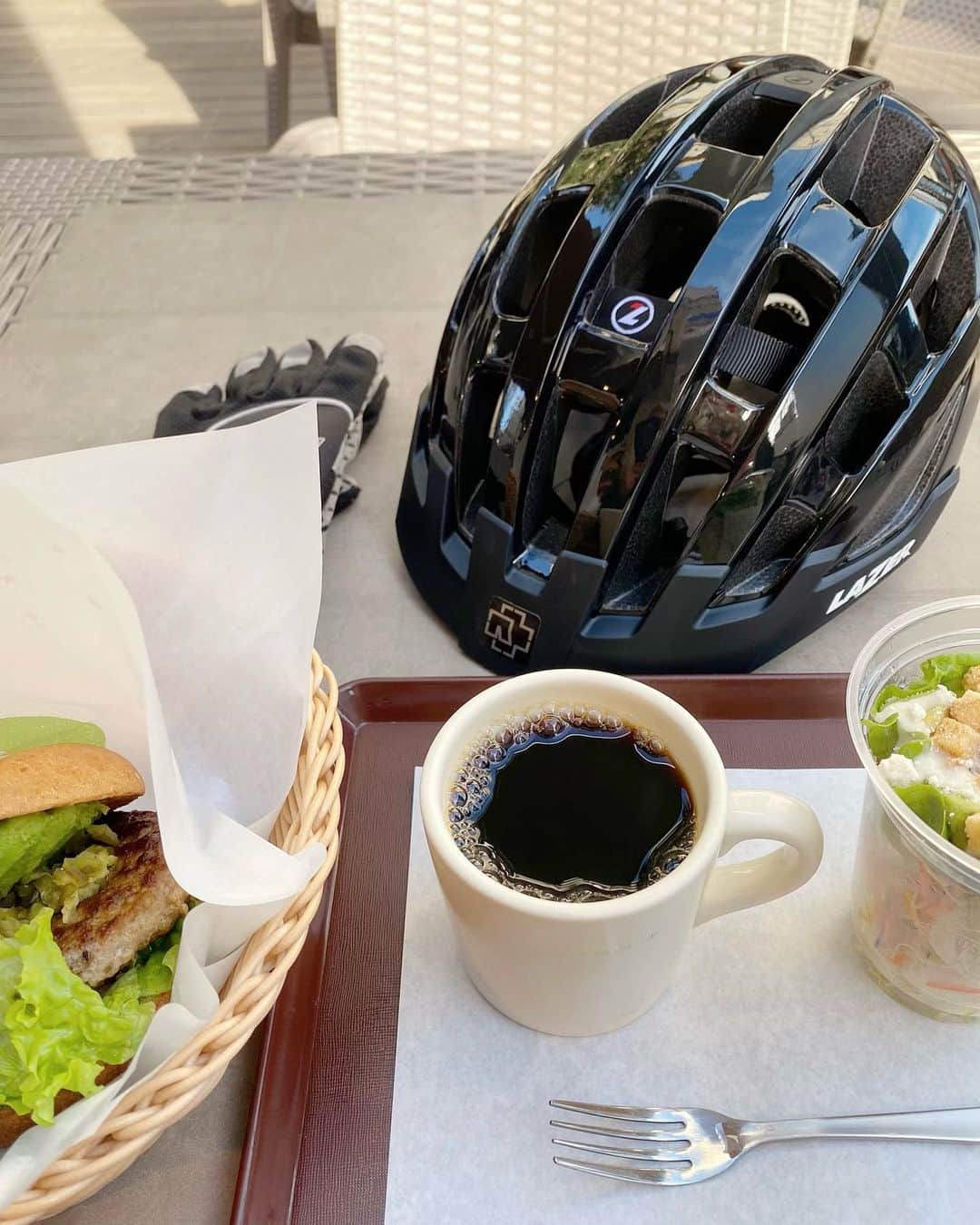 喜国雅彦＆国樹由香さんのインスタグラム写真 - (喜国雅彦＆国樹由香Instagram)「お天気もいいし、昇段審査の筋肉痛をほぐそうと自転車に乗って花を買いに。まずはテラス席で遅すぎるランチから（由）  #lunchtime #lunch #bicycle #volkswagen #rammstein #stickers  #低糖質バンズ美味しい #でもテラス席寒かった #珈琲大好き #さりげなくラム活」1月25日 16時59分 - kunikikuni