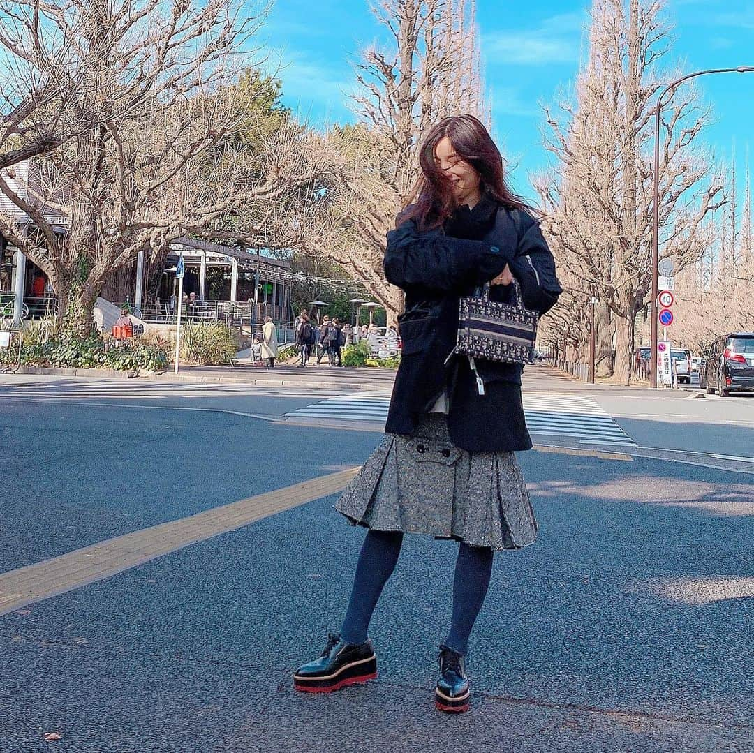 村上瑠美奈さんのインスタグラム写真 - (村上瑠美奈Instagram)「いいお天気☀️  私服。 jacket @sacaiofficial  skirt @sacaiofficial  bag @dior  shoes @prada   タイツは黒よりも 濃いめのグレーかネイビーを選びます✨ #るみな服 #ootd#fashion #pradashoes #sacai #sacaiskirt #diorbooktote」1月25日 17時06分 - ruminamurakami