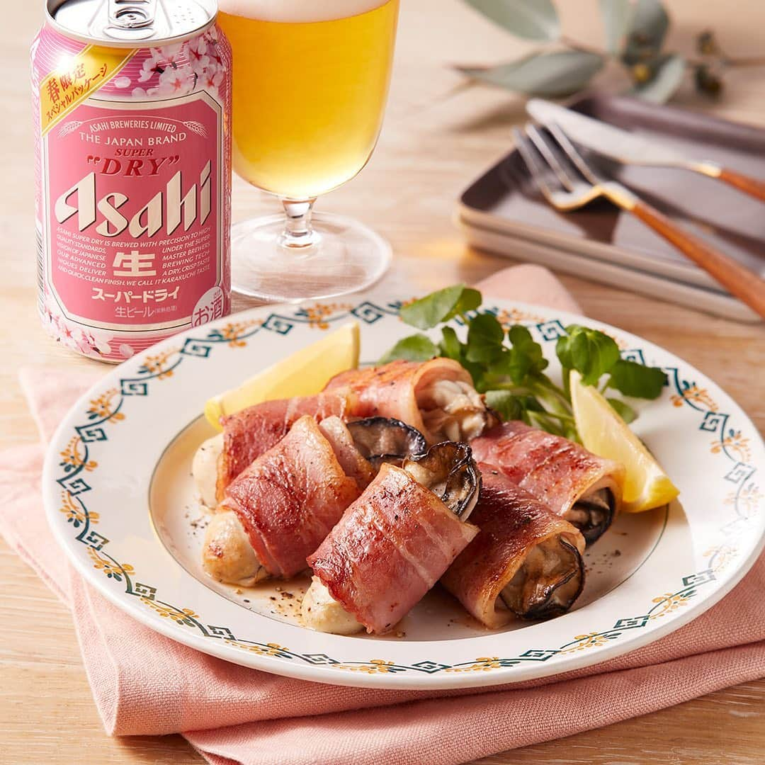 アサヒビールさんのインスタグラム写真 - (アサヒビールInstagram)「【旨みたっぷり🥓牡蠣のベーコン巻き🥓】﻿ ﻿ 牡蠣をベーコンで巻いて、焼くだけの簡単レシピ。﻿ 保存📌して、ぜひチャレンジしてみてね👍﻿ ﻿ 嚙むごとに、牡蠣とベーコンの旨みが口いっぱいに広がります😋﻿ 1月26日(火)発売の「アサヒ スーパードライ」春限定スペシャルパッケージとお楽しみください✨﻿ ﻿ 作ってみたら #アサヒで乾杯 をつけて投稿してね🍻﻿ ﻿ ■■■───────﻿ ﻿ ◆材料（2人分）🍽﻿ ・牡蠣：6個﻿ ・★塩：小さじ1/2﻿ ・★片栗粉：小さじ1﻿ ・★水：大さじ2﻿ ・スライスベーコン：6枚﻿ ・サラダ油：小さじ1﻿ ・酒：大さじ1﻿ ・塩：少々﻿ ・コショウ：少々﻿ ・レモン：1/8カット×2個﻿ ・クレソン：適量﻿ ﻿ ◆作り方🍽﻿ ①牡蠣をボウルに入れ、★をかけて混ぜ合わせて汚れを落とす。きれいな水ですすぎ、キッチンペーパーで水気をふき取る﻿ ﻿ ②牡蠣1個にベーコン1枚をくるくると巻き、つまようじで留める﻿ ﻿ ③フライパンに油を熱して"②"を並べ、焼き目が付いたら返す﻿ ﻿ ④酒を入れて蓋をし、2分蒸し焼きにする﻿ ﻿ ⑤蓋を開けて塩、コショウを振り、器に盛る﻿ ﻿ ⑥レモン、クレソンをお好みで添える﻿ ﻿ ───────■■■﻿ ﻿ #アサヒビール #アサヒ #asahibeer #asahi #アサヒスーパードライ #スーパードライ #asahisuperdry #ビール #beer #期間限定 #スーパードライ桜缶 #桜缶 #牡蠣のベーコン巻き #牡蠣 #牡蠣料理 #ベーコン巻き #牡蠣レシピ #簡単レシピ #レシピ #おつまみ #夕食 #晩ごはん #晩酌 #晩酌飯 #家飲み #宅飲み #乾杯 #🍺 #🍻」1月25日 17時00分 - asahibeer_jp