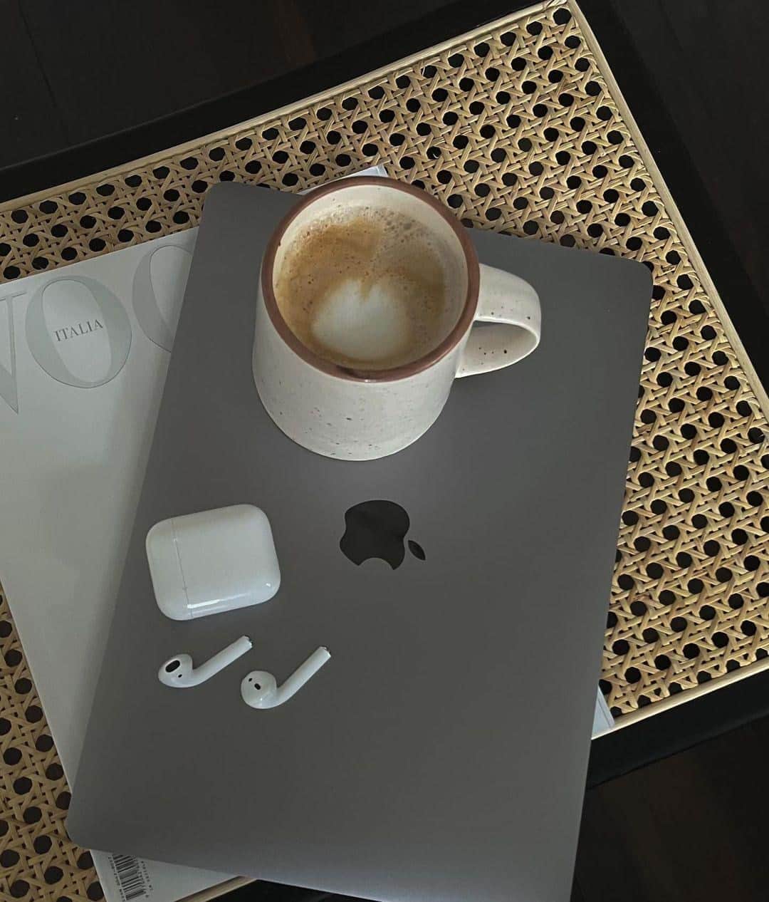 フレンチコネクションのインスタグラム：「Our WFH Monday morning essentials☕☕ (📷: @hannahlewisstylist)🔍: 80ho1.   #FrenchConnection #MyFC」