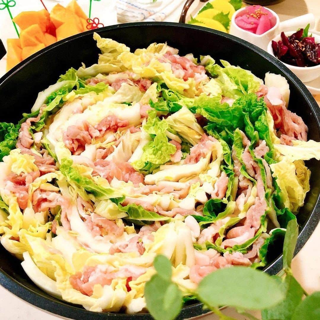 HyLifeporkTABLE代官山さんのインスタグラム写真 - (HyLifeporkTABLE代官山Instagram)「簡単なのに見た目も映える「ミルフィーユ鍋」🍲  豚肉と白菜の甘みが、出汁とマッチしてさらにおいしくさせてくれます✨ 寒い季節に、お鍋を食べて内側から身体を温めましょう！  こちらの素敵なお写真は @3yuyan3 さんの一枚です♪ -----------------------------------------  日本の皆さま向けに、安心安全でおいしい豚肉をお届けしている、 ハイライフポーク公式アカウントです。ハイライフポークを使ったさまざまなレシピや皆さまの豚肉料理を紹介しております。 ぜひ皆様も #ぶたごはん を付けて投稿してくださいね♪ -----------------------------------------  #豚肉料理 #豚肉レシピ #豚肉 #ポーク #レシピ #お肉料理 #家庭料理 #おうちごはん #豊かな食卓 #今日のおいしい食卓 #料理好きな人と繋がりたい #フーディーテーブル #ごはん日記 #手作りごはん #クッキングラム #飯スタグラム #私のおいしい写真 #おいしい時間 #美味しいご飯 #美味しいもの大好き #美味しいご飯 #美味しいもの大好き #カナダ #カナダ旅行 #カナダ産 #鍋 #ミルフィーユ鍋 #鍋料理  #白菜」1月25日 17時00分 - hylifepork