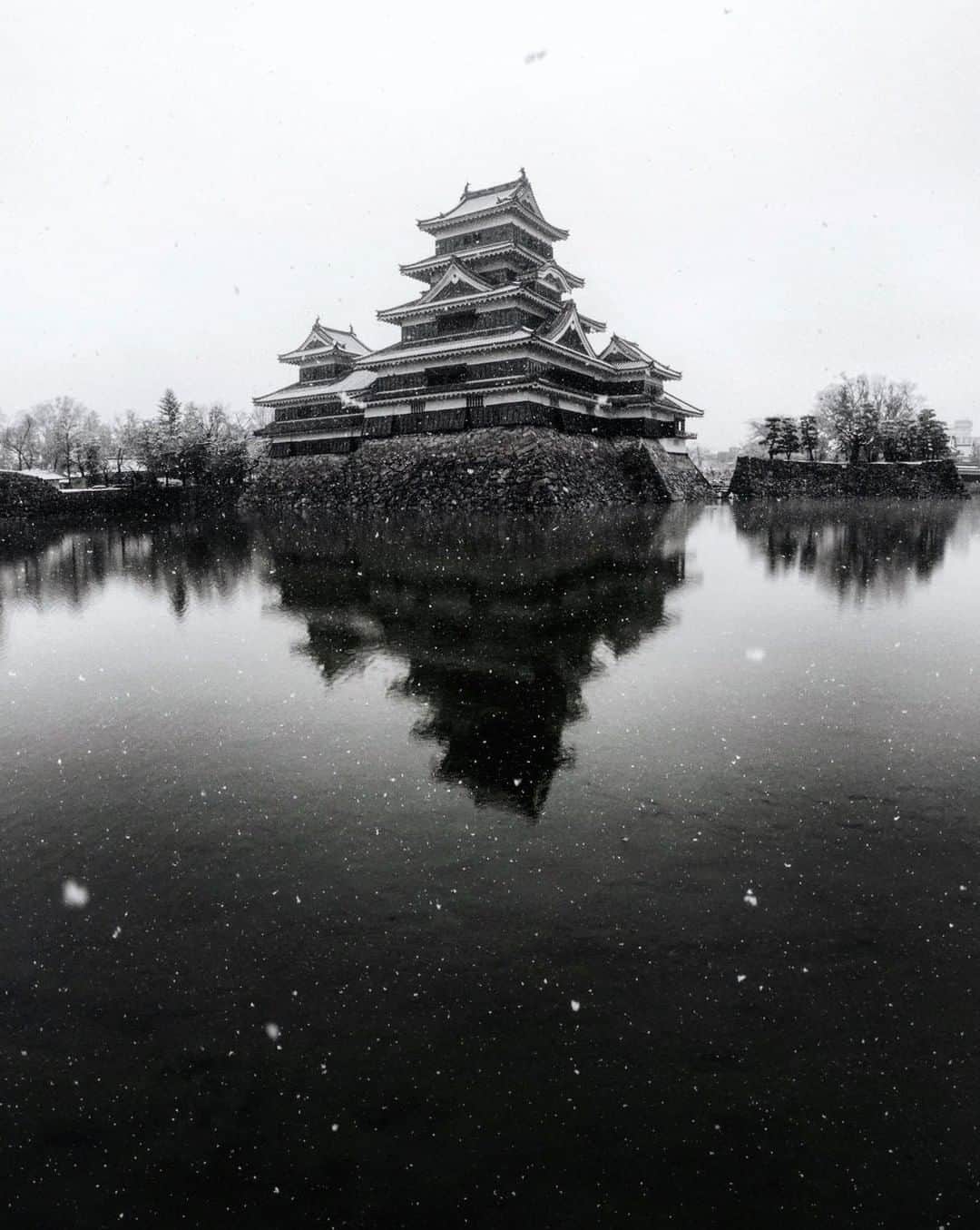 ?長野県 観光 公式インスタグラム さんのインスタグラム写真 - (?長野県 観光 公式インスタグラム Instagram)「// Photo by @kanda244 ﻿ Matsumoto Castle in Winter (Matsumoto City)  Black and white Matsumoto Castle stands quietly among flurries of falling snow.  While its appearance seems to change with the seasons, the castle remains always dignified and elegant.   ＝＝＝＝＝＝＝＝＝﻿ ﻿ 雪と城の情景 「冬の松本城」 ＠松本市  雪がちらつく中で 静かに佇む漆黒と白の 「国宝 松本城」🏯  その凛とした姿は 季節毎に表情を変え 風格と威厳に満ち溢れた 風情ある情景を作り出しています⛄️  ＿＿＿＿＿＿＿＿＿　﻿ ﻿ Location / Matsumoto City, Nagano , Japan ﻿ ﻿ #おうちでながの﻿ #長野のいいところ ﻿ #松本城 #松本市 ＿＿＿＿＿＿＿＿＿ ﻿ ﻿ 📸インスタアワード作品募集中⛄️  #長野の車窓から #長野の雪遊び 撮影場所(長野県内に限ります)  をキャプションに入れて 応募期間（12/28～2/28﻿）に投稿してください。 優秀作品に選ばれると 長野県特産品セットをプレゼント🎁  詳しくはプロフィールのリンクからご覧ください﻿。」1月25日 17時00分 - nagano_japan