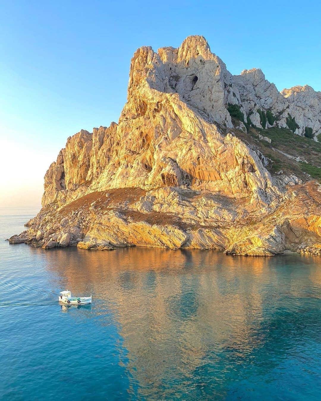 カンパニードプロバンスのインスタグラム：「Good morning 💙 On vous envoie un plein de douceur avec cette magnifique photo de la Baie des Singes, un petit paradis aux portes du parc national des Calanques à Marseille. 📸 @kjeldibsen⁠ --⁠ Good morning 💙 Here is a little of sweetness with this beautiful picture of La Baie des Singes, a little paradise at the gates of the Calanques National Park in Marseille. 📸 @kjeldibsen」