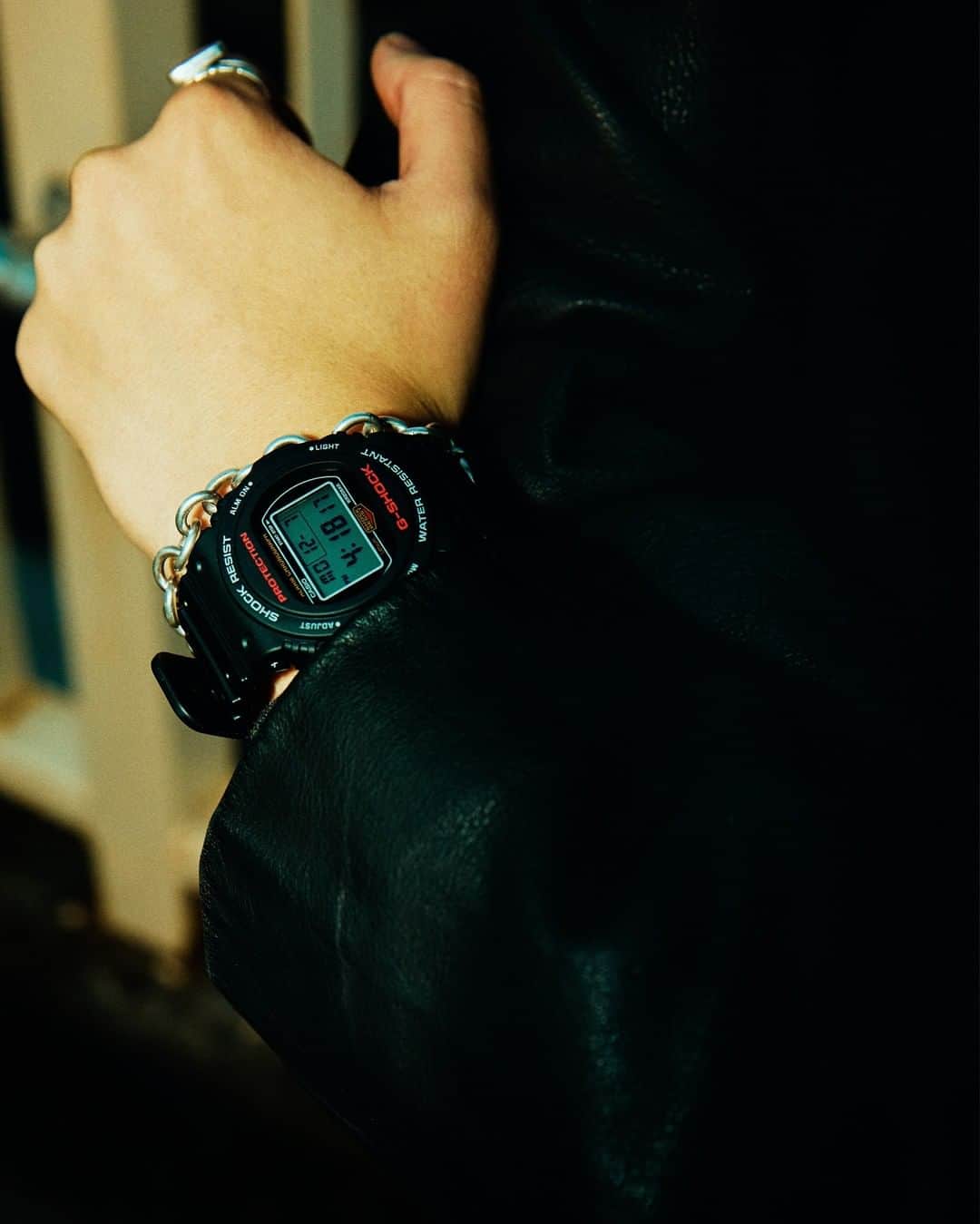 G-SHOCKさんのインスタグラム写真 - (G-SHOCKInstagram)「DW-5750  G-SHOCK初期の丸型ベーシックモデルをリバイバルさせたDW-5750E-1JF。1987年の発売当初と変わらないデザインは懐かしくもトレンド感があり、シンプルなコーディネートを引き立てます。  This is the DW-5750E-1JF which reprises the first basic G-SHOCK model with a round design. The nostalgic yet trendy design that was originally released in 1987 is perfect to accentuate the simple stylings like this.  DW-5750E-1JF  #g_shock #dw5750 #fashionsnap #watchoftheday」1月25日 17時00分 - gshock_jp