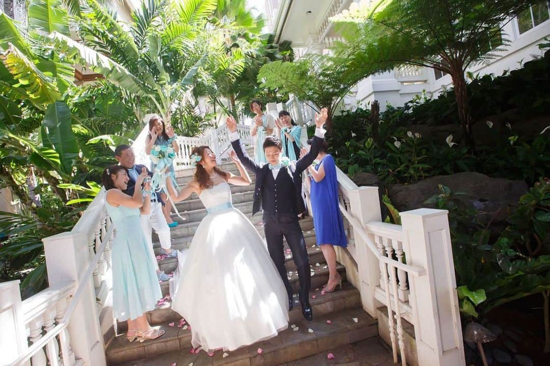 宮川杏奈さんのインスタグラム写真 - (宮川杏奈Instagram)「Beach photo🐚 . #Hawaii #hawaiiwedding  #hiltonhawaiianvillage  #ハワイ #ハワイウェディング #海外挙式 #ハネムーン #ウェディングフォト  #ウェディングドレス  #ヒルトンハワイアンビレッジ  #挙式 #海外挙式 #懐かシリーズ  #結婚記念日 #フォトツアー #ビーチフォトウェディング」1月25日 17時01分 - an1221na