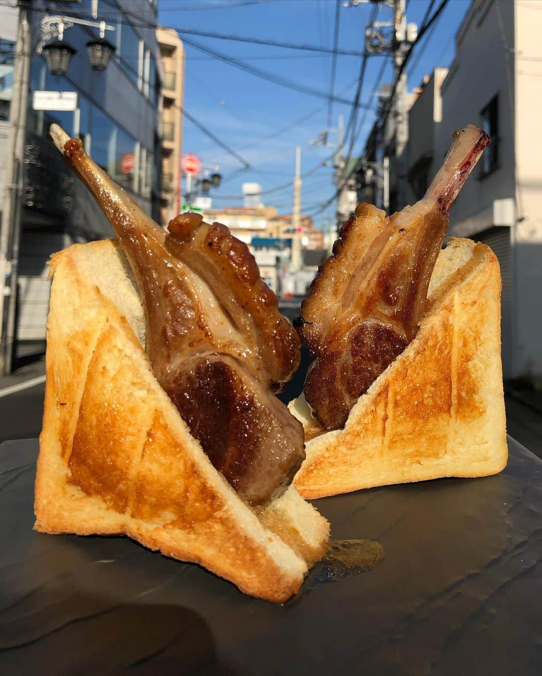 Coffee & Toast Tokyoさんのインスタグラム写真 - (Coffee & Toast TokyoInstagram)「ラムチョップぱん！ 🍖🍖🍖  週の始まりは、お肉で！  ナツメグでちょっと香り付けした、ラムチョップをサッと焼いて、 マヨネーズを塗ってトーストしたパンにサンド。  柔らかくジューシーな食感のラム肉は、脂身も適度にのり旨味も強く パンとの相性もバッチリでした‼︎😋😋😋  #トースト  #トーストアレンジ #食パンアレンジ  #食パン  #世田谷カフェ  #東京パン屋  #パンスタグラム  #吐司  #paingrillé  #torrada #toast  #toasttuesday  #tostadas  #東京カフェ  #三軒茶屋カフェ #カフェ  #photooftheday  #三軒茶屋  #food #ラム  #ラム肉  #ラムチョップ  #ラム肉サンド  #lamb #lambchops  #lambburger  #roastlamb」1月25日 17時02分 - coffeetoast2