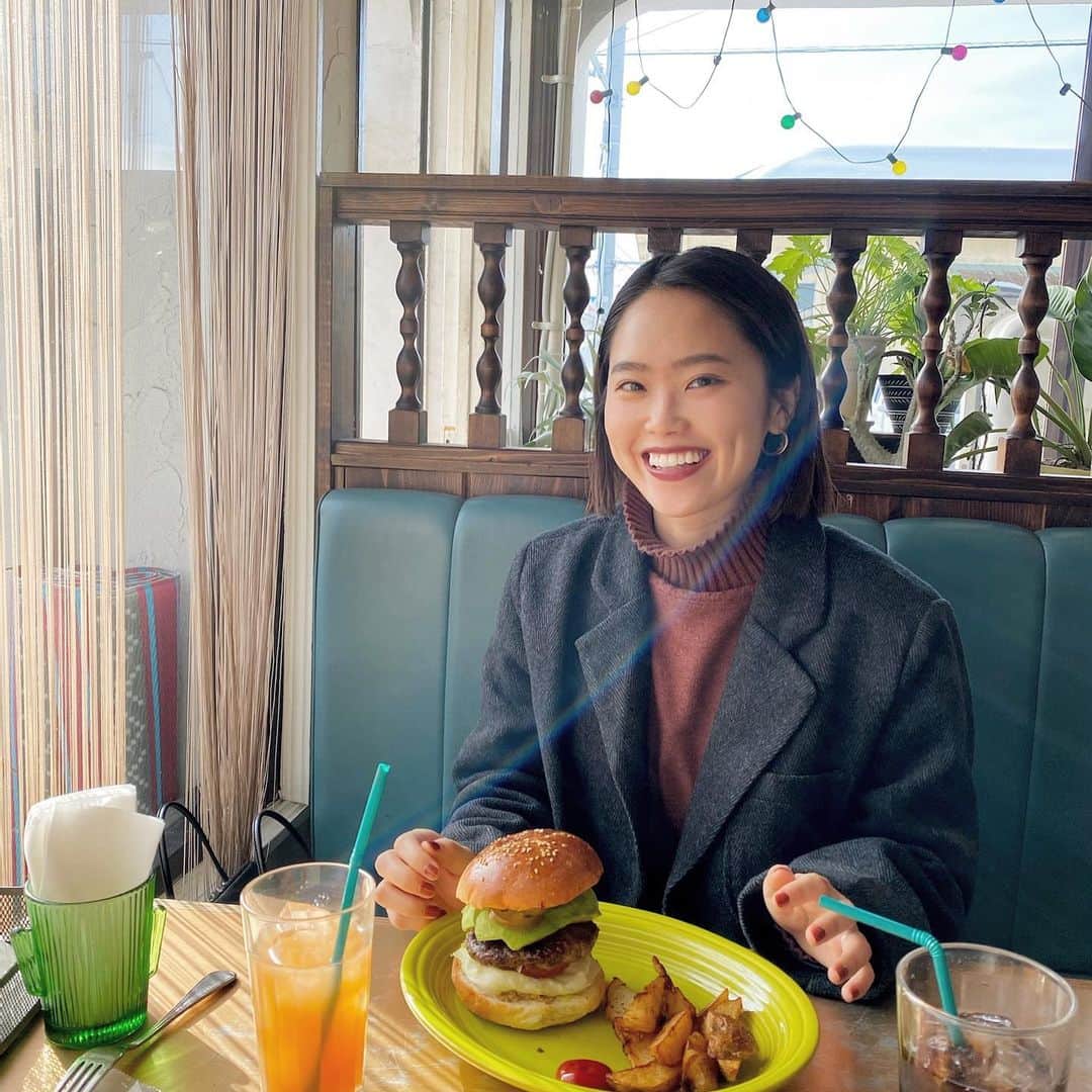井村亜里香さんのインスタグラム写真 - (井村亜里香Instagram)「たまに無性に食べたくなるハンバーガー🍔🥤 弘前にある #ぺぺキッチン の ハンバーガーが美味しすぎてペロリ。 アボガドバーガーに ハラペーニョトッピング🥑🌶 セットのサラダのドレッシングもおいしかったな〜！ また食べに行きたいお店にリストにメモ◎ テイクアウトもやってました🍴 ・ #aomori#aomorilunch#hirosaki #hirosakilunch#aomorigurume  #hirosakigurume#hamburger #lunch#tohokugurume #弘前ランチ#弘前グルメ#青森ランチ #青森グルメ#ハンバーガー #ハンバーガー巡り#東北グルメ #弘前カフェ#カフェランチ#弘前エール飯」1月25日 17時03分 - arika_imura