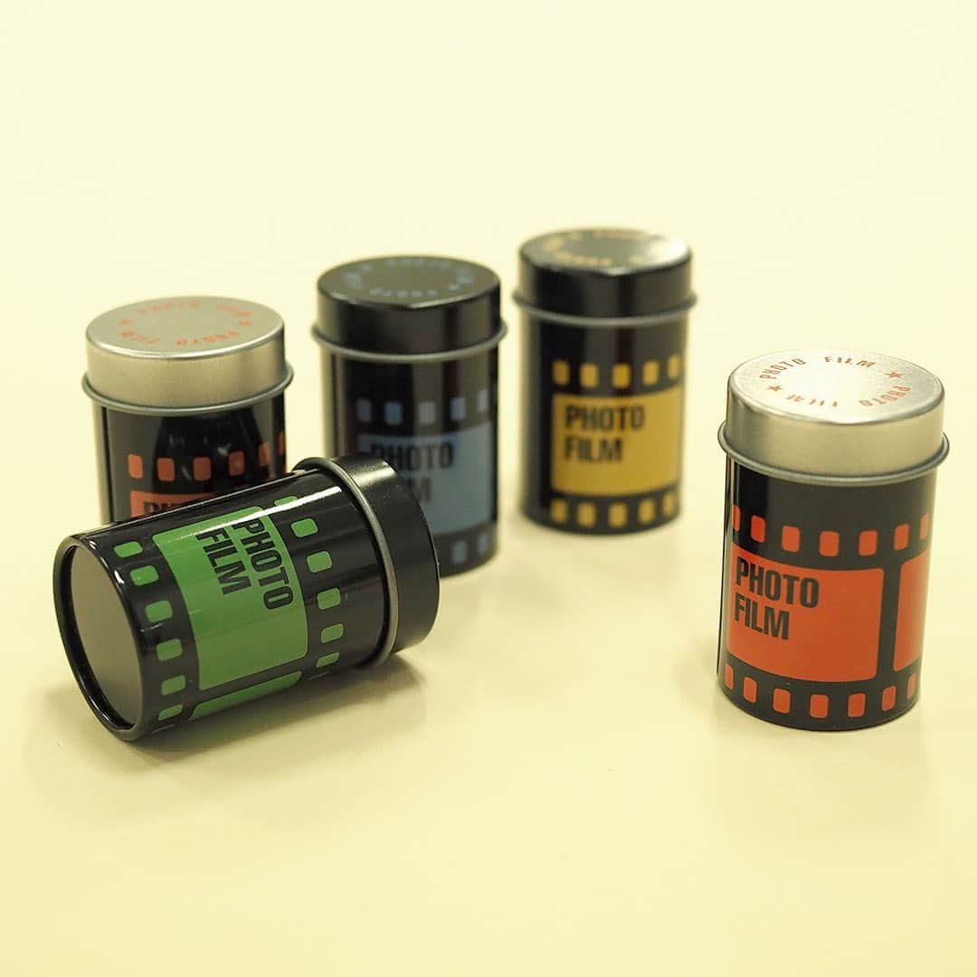 ワンズテラスさんのインスタグラム写真 - (ワンズテラスInstagram)「今年も大人気！ 中のクランチチョコレートのパッケージもかわいい、カメラ缶シリーズ。 フィルム缶はフィルムがぴったり入る、こだわりのサイズです♪  EUREKA カメラ缶 望遠レンズ　各￥702（税込） 写真フィルム缶 5pcsセット　￥702（税込） ＊人気商品につき一部完売している店舗もございます。ご了承ください。  #チョコレート #あの人 #苺 #カメラ #望遠カメラ #バレンタイン #チョコ #EUREKA #エウレカ #ありがとう #いつもありがとう #友チョコ #ママライフ #逆バレンタイン #男の子ママ #カメラ好き #一眼レフ #カメラ女子 #雑貨 #ギフト #onesterrace #ワンズテラス」1月25日 17時08分 - onesterrace