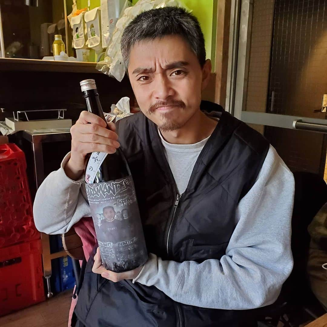 漢さんのインスタグラム写真 - (漢Instagram)「昼間から鎮座ドープネスが飲みに来てくれたぜ  #9saricafeandbar」1月25日 17時08分 - kan_9sari