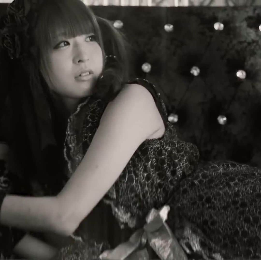 二ノ宮桃のインスタグラム：「私がキラキラしてた頃  #MySweetBach のMV撮影 #全国リリース に向けて めちゃくちゃ頑張ってた もう4年前なの、、！？ 時の流れが早すぎて気持ちが追いつかないね  https://m.youtube.com/watch?v=dJCF6kxKLBI ↑現メンバー誰もいないけど よかったら見てやってくださいまし  #Aphrodite #japaneseidol」