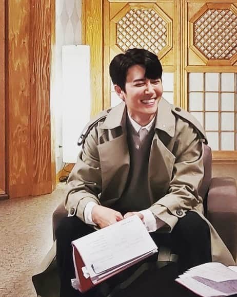 ジェヒのインスタグラム：「웃기만하면 눈이 사라지노.....;;;;;;;; . . . #경수총각 #밥이되어라」
