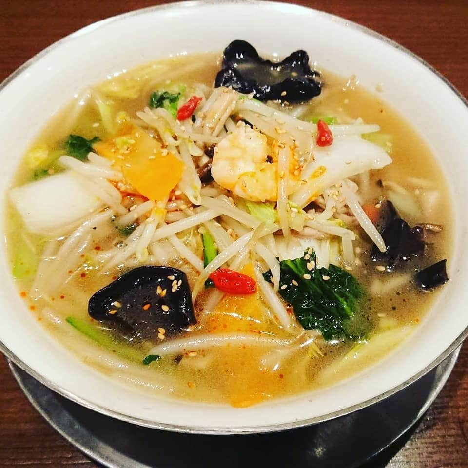 伊勢みずほさんのインスタグラム写真 - (伊勢みずほInstagram)「好爽湯麺 銀印😍💘💘💘 んんんんんまっでした🙏  薬膳の考えから作られたラーメンだそうです。通年出していただきたい、何度も食べたい一杯🍜✨  #楼蘭 #好爽湯麺 銀印 #薬膳ラーメン #薬膳 #ラーメン #ラーメンすたぐらむ #ラーメン部 #麺活 #新潟ラーメン部 #ラーメン女子 #ラーメン好きと繋がりたい #らーめん #ラーメンランキング #ランチ #新潟ランチ #ディナー #新潟ディナー #また食べたい #中華料理 #中華料理レストラン #新潟中華 #麺 #スープ #薬膳スープ #クコの実  #伊勢みずほ  #ごちそうさま #🍜」1月25日 17時11分 - isemizuhoo