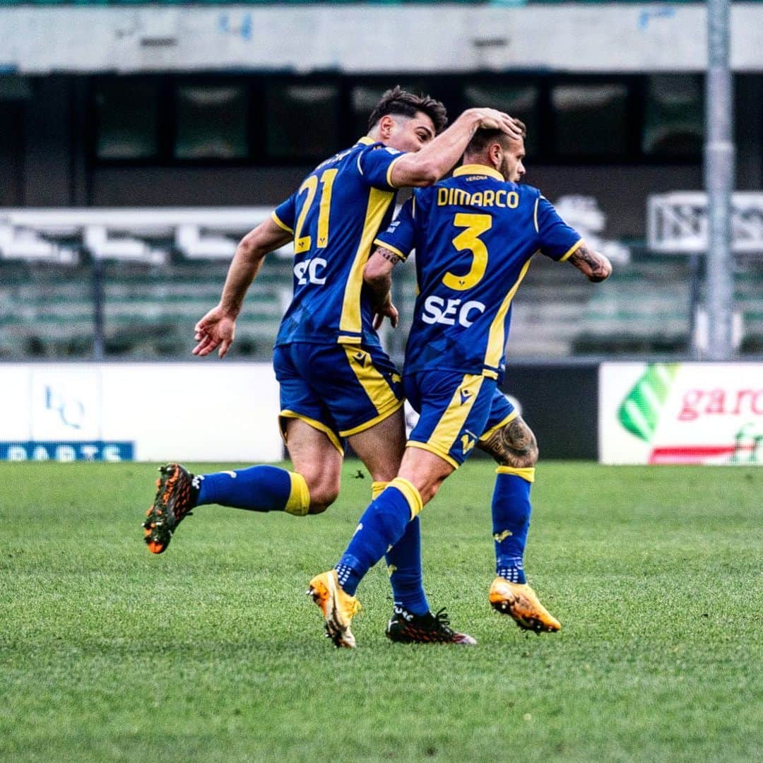 エラス・ヴェローナFCのインスタグラム：「È un bel lunedì 🌅💛💙  #DaiVerona #MondayMotivation」