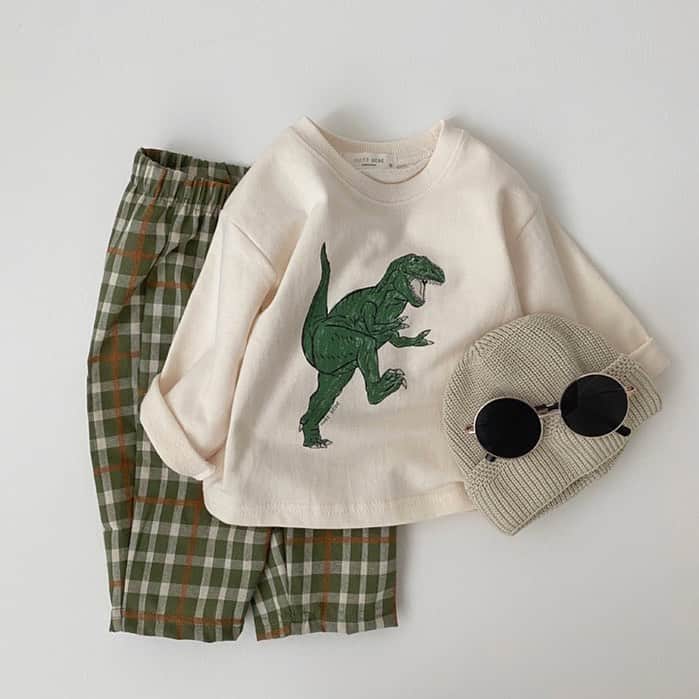 子供服CHIMOMEのインスタグラム：「➤➤ Infomation . たくさんのご予約をいただいた ダイナソーセットアップ 予定より大幅に早く入荷です🦕 ご予約分は発送完了いたしました！ . . 本日22時より即納分の販売をいたします ぜひご覧ください！ . . ➤ CHIMOME ➤ https://Chimome.com . .」