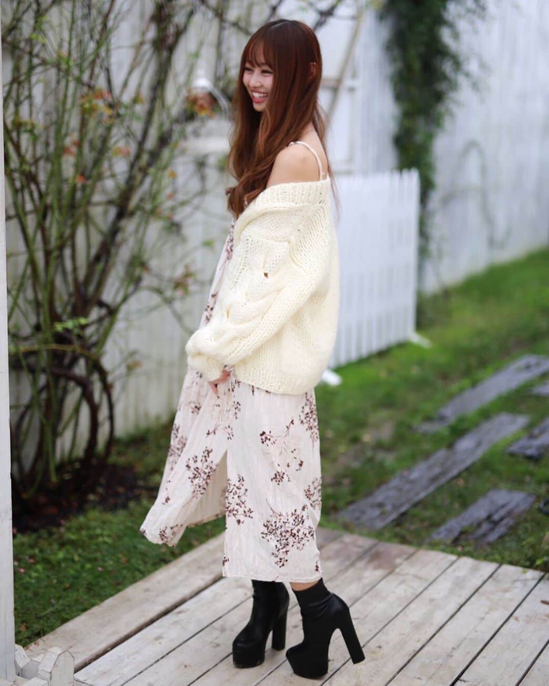 小川舞のインスタグラム：「*⋆⸜нёιιο!⸝⋆*﻿ ------------------------------﻿ 春のお洋服がかわいくてついついネット見ちゃう🌸﻿ 春が待ち遠しいね☺️ ------------------------------﻿ ﻿ #supergt #JLOC #ランボルギーニ #88号車 #レースクイーン #racequeen #モデル #model #ポートレート #portrait #フォロワー募集中  #japanese #japan #japanesegirl #followme  #ロングヘアー #お洒落さんと繋がりたい #winter #セルフィ#ゆるふわ #instafashion #ootd #dress #tokyo #撮影会」