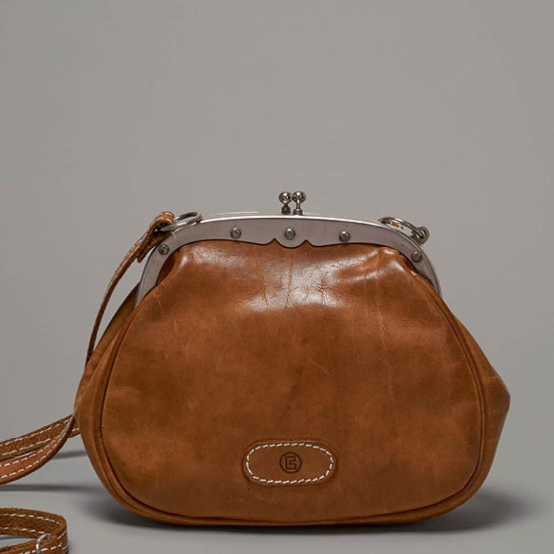 ブリーのインスタグラム：「"One evening my father gave me my first leather bag. I was thrilled, this bag accompanied me through my studies and at parties. I also threw it in the dirt once when I was angry at someone. But it even survived the washing machine. Dad, thank you so much!" - Andrea   Special thanks to: @marvin_kampermann @williamgiovanni @armin_vogl @sony  #50yearsofbree #anniversary #lifeisajourney #breesince1970 #madetomakeadifference #breevolution #handbags #leatherbags #purequality #purefashion #sustainablefashion」