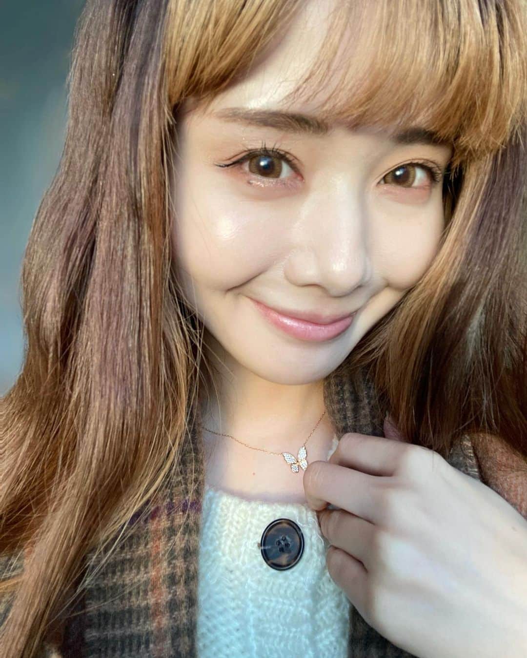一木美里さんのインスタグラム写真 - (一木美里Instagram)「💫💫💫 @dasique_official milk latte☕️🥛🧸 定番のブラウン系だけど#色素薄い系メイク にも合いそうな今っぽいブラウン。キラッキラのラメも可愛い🤍  #韓国コスメ#dasique#春コスメ#アイシャドウ#韓国メイク」1月25日 17時27分 - misato_ichiki