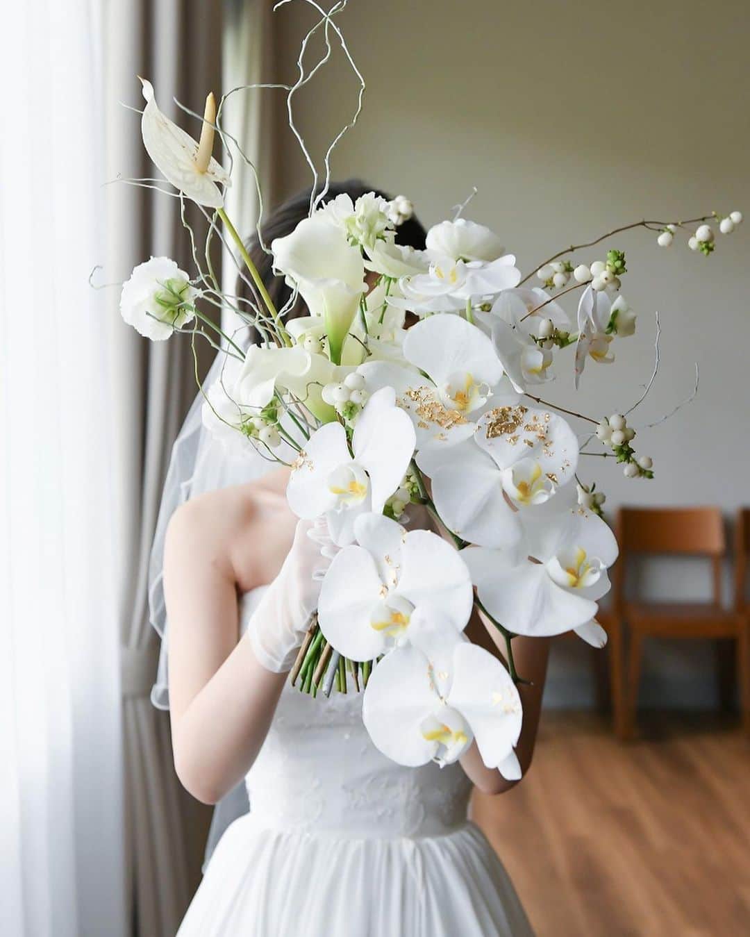 ARCH DAYS Weddingsさんのインスタグラム写真 - (ARCH DAYS WeddingsInstagram)「【今日のアルバム】BRILLIANT CLASSIC﻿ ﻿ 色とりどりの装花が印象的なウェディング。﻿ ﻿ 色々な種類の花器に、高低差のある大小さまざまなお花を１本ずつ挿して。真っ白なクロスでクラシカルな雰囲気を演出。﻿ ﻿ あくまでシンプルに、華美になりすぎず、絶妙なバランスでとびきりオシャレなアレンジに。﻿ ﻿ _ _ _ _ _ _ _ _ _ _ _ _ _ _ _ _ _ _﻿ ﻿ ﻿ Bride: @mhtk_trkwd﻿ Planner: @trunkhotel_wedding﻿ Photo by @trunkhotel_wedding﻿ ﻿ ﻿ _ _ _ _ _ _ _ _ _ _ _ _ _ _ _ _ _ _﻿ ﻿ ﻿ ▽記事に飛ぶには﻿ ストーリーズからリンクをチェック﻿ ﻿ ﻿ -----﻿ ﻿ ﻿ DIYコラムのモデルになってくれる花嫁さんを大募集🤍﻿ ﻿ @archdays_weddings をフォロー＋ #archdays花嫁 をつけて投稿するだけで応募完了！﻿ ﻿ ARCH DAYSのプロフィールブックやウェルカムボードなど、DIYコラムのモデルさんとして、編集部からお声がけをさせていただきます💄﻿ ﻿ 沢山のご応募お待ちしています♩﻿ ﻿ ﻿ -----﻿ ﻿ ﻿ ▽ARCH DAYSトップページはこちらから☑️﻿ @archdays_weddings﻿ プロフィールのリンクから﻿ ﻿ ▽KIDS & BABYのパーティーアイディアはこちら☑️﻿ @archdays﻿ ﻿ ﻿ -----﻿ ﻿ ﻿ ARCH DAYSに会員機能ができました💁‍♀️﻿ ﻿ 気になる記事や写真をクリップして、もっと便利に！自分だけのページを作れます📎﻿ ﻿ また、会員登録をしてマイページからパートナーを招待すれば、2人でイメージを共有可能に♩﻿ ﻿ ﻿ -----﻿ #archdays #archdays_wedding #アーチデイズ #アーチデイズウェディング #trunkhotel花嫁 #trunk花嫁 #トランクホテルウェディング #トランクホテルウエディング #トランクホテル挙式 #トランク花嫁 #ウェディングブーケ #花嫁ブーケ #胡蝶蘭ブーケ  #会場装花 #結婚式装花 #ウェディング装花 #ゲストテーブル装花 #ゲストテーブル #トーションフラワー #花嫁ヘア #ウェディングブーケヘア #編みおろし #高砂 #高砂装飾 #高砂装花 #ウェディングドレス #ウェルカムボード #プレ花嫁 #卒花嫁﻿ -----」1月25日 17時27分 - archdays_weddings