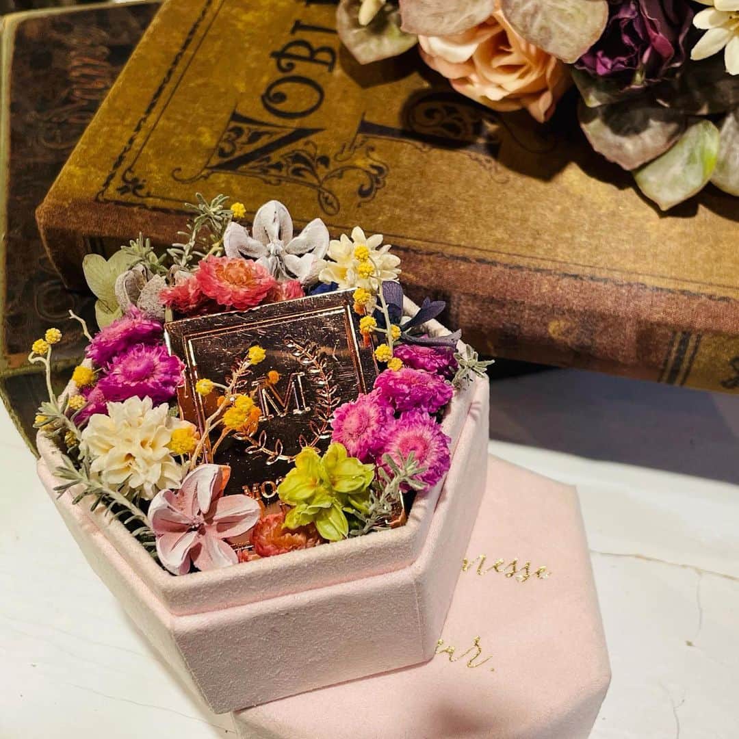 横浜ディスプレイミュージアムのインスタグラム：「. 二階ドライ売場より ギフトにぴったりなボックスが入荷致しております♪  これからの時期でしたら 母の日のギフトにおすすめです💕  スエード素材が高級感を感じさせてくれます☺️  ピンク、イエロー、グレーの 三色展開でご用意しております✨  是非アレンジやギフトに♪  ジュエルギフトボックス ¥3,680+tax 4個入りとなっております。  #横浜ディスプレイミュージアム #株式会社ポピー #横浜 #ディスプレイ#アーティフィシャルフラワー #フラワーアレンジメント #フラワーデザイン #インテリア雑貨 #インテリア#インテリアコーディネート#スタイリスト#装飾#デコレーション#花のある暮らし #花好きな人と繋がりたい #春アレンジ #ギフト #母の日 #母の日ギフト  #display #yokohama#flowerarrangement #interiordesign #artficialflower #flowerstagram」