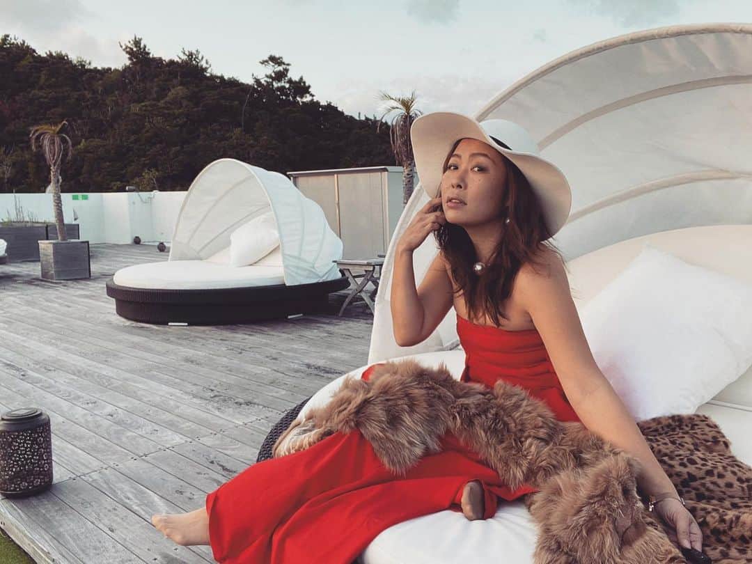 三谷晶子のインスタグラム：「昨日のご近所のリゾートホテルひとりドバイしてたわたくしの謎は、今夜19時に公開されるYouTubeチャンネル『おさとあきこの島暮らしの堤防から』にて。  Dress  @bohohipie_official   https://youtube.com/channel/UC7OaO2CtMgU6OK7t9aaoFEg   #hotelthescene  #奄美大島  #加計呂麻島  #奄美群島  #amamioshima  #amami #amamiisland  #島暮らし #離島暮らし #island #islandgirl  #islandlife #islandlifestyle #islandview  #youtube  #youtuber  #youtubers  #sea #sunset #夕暮れの風景 #japanesegirl  #japanesegirls  #japaneseview  #japanmovie  #japanyoutuber  #youtubechannel  #しま旅love  #しま旅loveフォトキャンペーン」