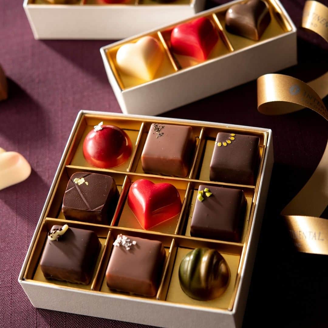 のインスタグラム：「ホームメイドチョコレート ゛ショコラ バレンタイン” ・ グルメ＆スーベニール「アイ マリーナ」では、1 月 23 日(土)～2 月 14 日(日)の期間限定で、バレンタイン限定チョコレート「ショコラ バレンタイン」を販売いたします。 ホテルのショコラティエがひとつひとつ丁寧に作り上げる、濃厚で口どけ滑らかなチョコレートに、新作 6 種を含む全 12 種のバレンタイン限定フレーバーをご用意いたしました。 ご自分へのご褒美や大切な方へのギフトとしてもおすすめです。 ・ 詳細はこちら>>>http://bit.ly/2Y4fvvm ・ ■ 9個入　￥3,401 ■ 6個入　￥2,268 ■ 3個入　￥1,215 ■ L’amour（アムール）、Les bijoux（ビジュー）　各￥1,215 ・ #バレンタイン #チョコレート #ギフト #アイマリーナ #ショコラティエ #ヨコハマグランドインターコンチネンタルホテル #横浜 #みなとみらい #valentine #chocolate #gift #chocolatier #hotelshop #intercontinentalyokohamagrand #yokohama」