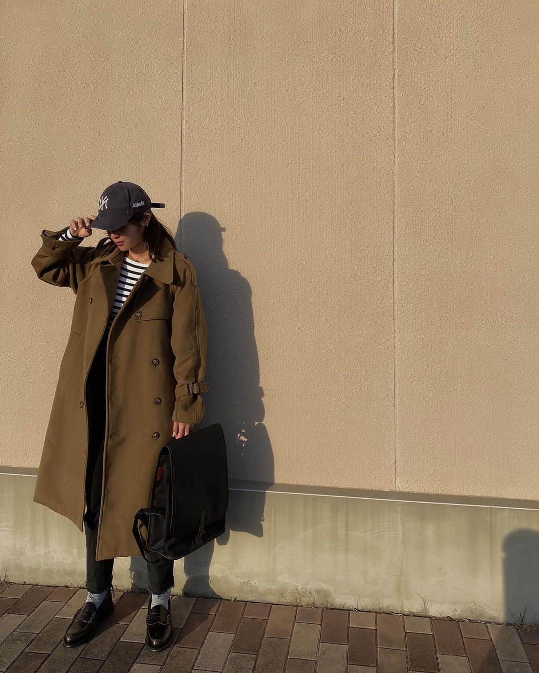 丸山クルミのインスタグラム：「💫✨🌅 西陽が綺麗で癒された✨✨😌  top @gap_jp  outer @maison_de_lyla  bag @topologie_jp  cap @themuseumofmodernart × @neweracap  shoes @regalonlineshop_official  #ootd#outfits#outfit#cap#カジュアル#160cmコーデ#リュック#バックパック#ローファー#リーガル#ボーダートップス#gap#Topologie#RanselBackpack#Black#キャップコーデ」