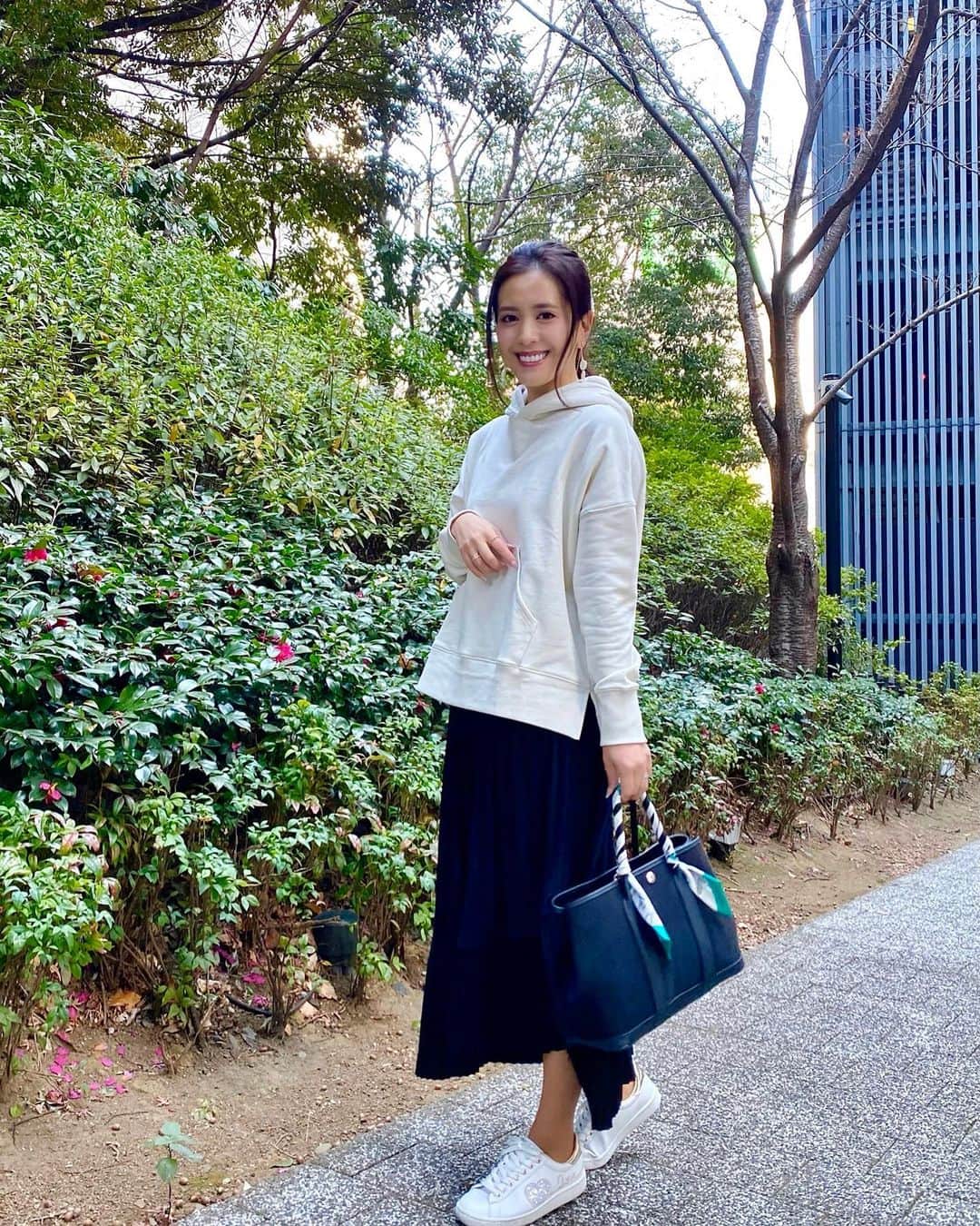 黒田麻理耶さんのインスタグラム写真 - (黒田麻理耶Instagram)「. やっぱりパーカーが大好き🤍 . @jungle___jungle のスウェットパーカー✨ ゆったりとしたシルエット、 生地がしっかりしていて着心地がいい☺️ . 今ならコートを羽織れば寒くないし 春先はこれ一枚で過ごせる🙆‍♀️ ポケットありなしがあるけど、 私はポケットありVer.を選んだよ✨ . 2/2(火)15:59までのお得情報💁‍♀️ @jungle___jungle にて商品を購入する際、 備考欄に【mariya_kuroda】と記載すると 次回利用可能な300円OFFクーポンが貰えるんだって👏 しかも今、クリアランスセール実施中👗👚👖 是非checkしてみてね〜❣️ . #instafashion  #cordinate  #fashion #156cm  #まりやコーデ  #コーディネート . tops #junglejungle bottoms #dwstyle bag #HERMES shoes #DIANA #plusdiana」1月25日 17時31分 - mariya_kuroda