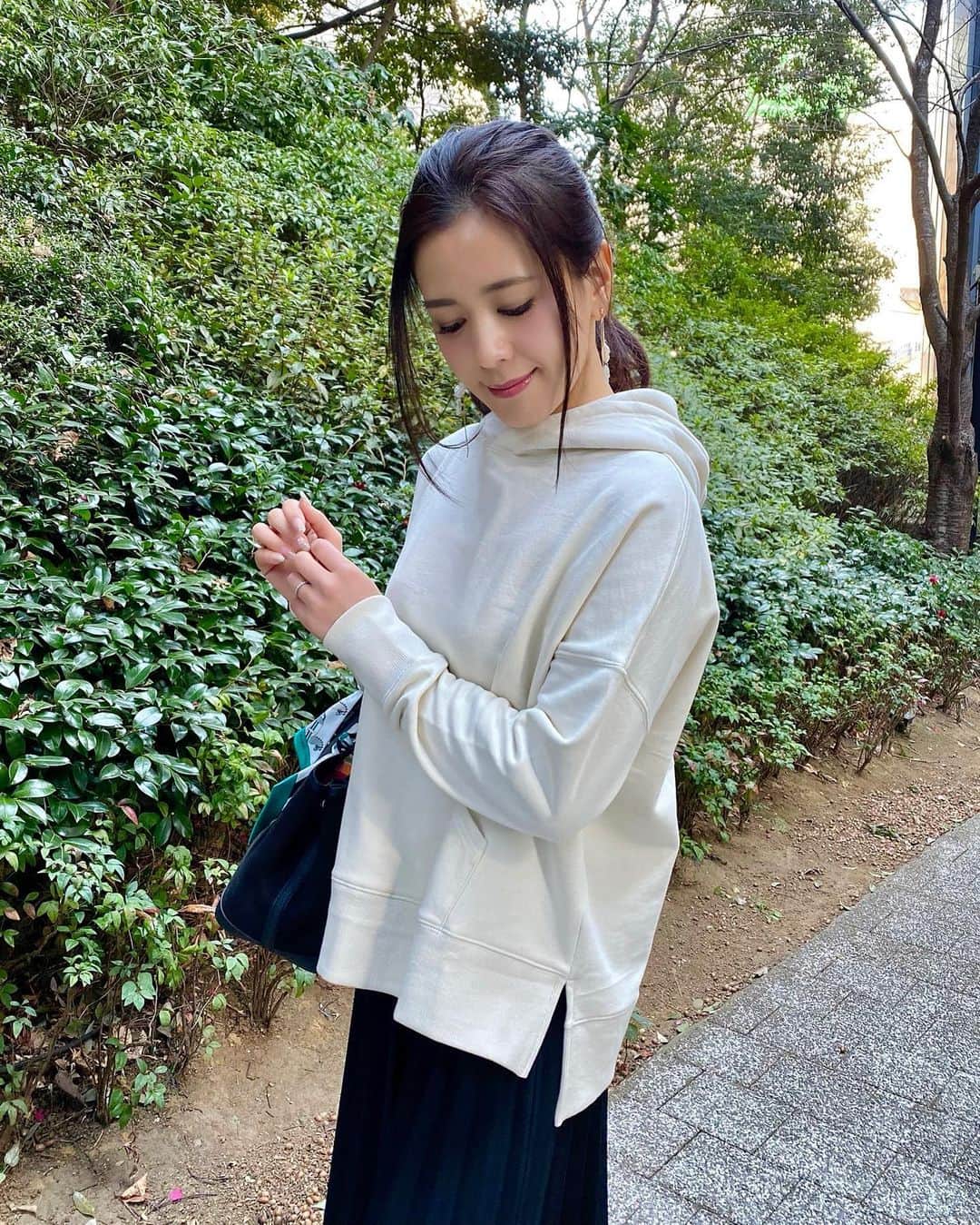 黒田麻理耶さんのインスタグラム写真 - (黒田麻理耶Instagram)「. やっぱりパーカーが大好き🤍 . @jungle___jungle のスウェットパーカー✨ ゆったりとしたシルエット、 生地がしっかりしていて着心地がいい☺️ . 今ならコートを羽織れば寒くないし 春先はこれ一枚で過ごせる🙆‍♀️ ポケットありなしがあるけど、 私はポケットありVer.を選んだよ✨ . 2/2(火)15:59までのお得情報💁‍♀️ @jungle___jungle にて商品を購入する際、 備考欄に【mariya_kuroda】と記載すると 次回利用可能な300円OFFクーポンが貰えるんだって👏 しかも今、クリアランスセール実施中👗👚👖 是非checkしてみてね〜❣️ . #instafashion  #cordinate  #fashion #156cm  #まりやコーデ  #コーディネート . tops #junglejungle bottoms #dwstyle bag #HERMES shoes #DIANA #plusdiana」1月25日 17時31分 - mariya_kuroda