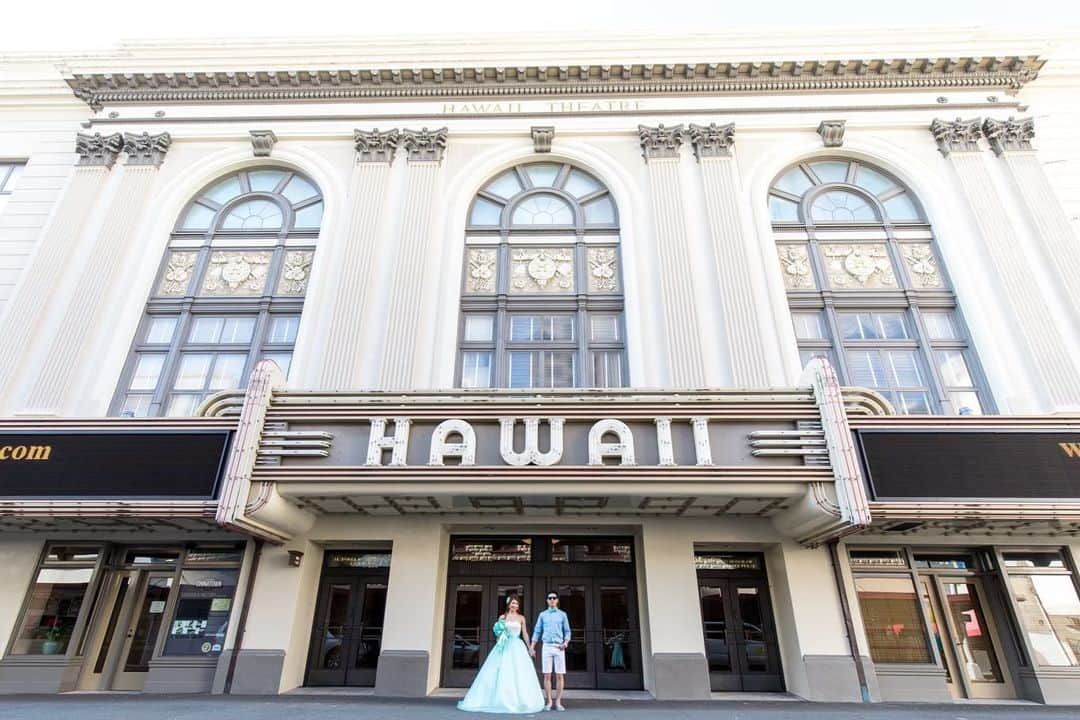 宮川杏奈さんのインスタグラム写真 - (宮川杏奈Instagram)「Down town🎬💕 . #Hawaii #hawaiiwedding  #hiltonhawaiianvillage  #ハワイ #ハワイウェディング #海外挙式 #ハネムーン #ウェディングフォト  #ウェディングドレス  #ヒルトンハワイアンビレッジ  #挙式 #海外挙式 #懐かシリーズ  #結婚記念日 #フォトツアー #ビーチフォトウェディング」1月25日 17時31分 - an1221na