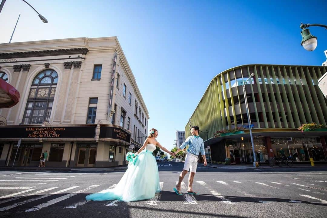 宮川杏奈さんのインスタグラム写真 - (宮川杏奈Instagram)「Down town🎬💕 . #Hawaii #hawaiiwedding  #hiltonhawaiianvillage  #ハワイ #ハワイウェディング #海外挙式 #ハネムーン #ウェディングフォト  #ウェディングドレス  #ヒルトンハワイアンビレッジ  #挙式 #海外挙式 #懐かシリーズ  #結婚記念日 #フォトツアー #ビーチフォトウェディング」1月25日 17時31分 - an1221na