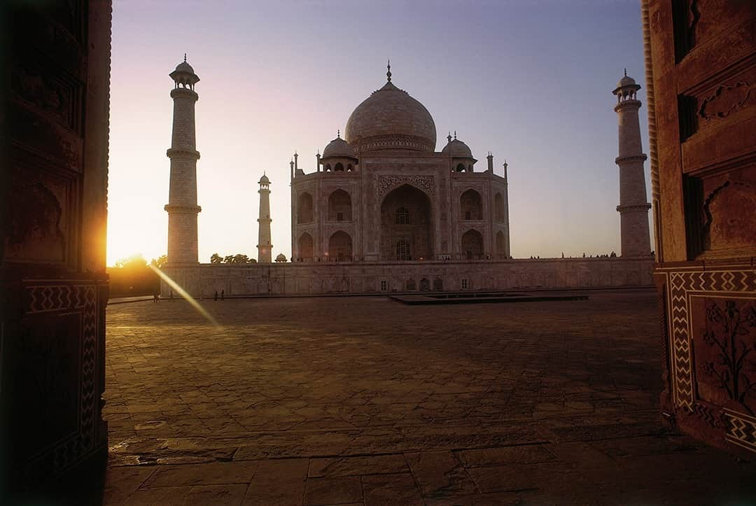 JALさんのインスタグラム写真 - (JALInstagram)「. The Taj Mahal shows different expressions depending on the time. Fascinated by the almost divine light shining through here. #NewJourneyJanuary  時間によってさまざまな表情を見せる #タージマハル 👀 日の光が差し込んだ神々しい姿に魅了されます✨ . . Photo by インド政府観光局 Post your memories with #FlyJAL  #JapanAirlines #tajmahal #worldheritage」1月25日 17時32分 - japanairlines_jal