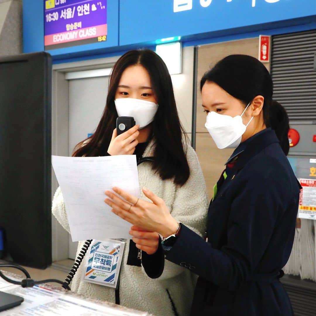 ジンエアーのインスタグラム：「지난주 토요일, 서울 관광고 학생들을  진에어 무착륙 국제비행에 초청해서 체험 실습하는 시간을 가졌습니다✈️  실제 카운터 뒤에서 탑승 수속도 해보고 객실 승무원의 업무 공간인 갤리 체험, 기내 방송 코칭 등 다양한 체험을 했는데요~  비록 목적지는 다시 인천으로 돌아오는 여정이기 때문에 여행의 설렘은 없었지만 그래서 더더욱 다시없을 경험은 아니었을까요?  서울 관광고 학생들에게 이번 경험이 조금이나마 도움이 되었으면 좋겠습니다🥰  다음번엔 진에어와 함께 꼭 여행을 떠나요!💚」