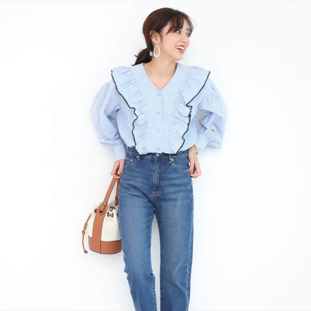 のインスタグラム：「1/22(金)〜1/25(月) 全品10%オフ開催中最終日❄️﻿ ﻿ ﻿ ＼ PRE ORDER ／﻿ @﻿jusglitty ﻿  大ぶりのラッフルフリルに刺繍を施し﻿ アクセントを効かせたモダンフェミニンなブラウス✨﻿ ﻿ ﻿ 刺繍ラッフルブラウス﻿ ¥ 16,000+tax﻿ color:white,stripe﻿  #jusglitty #ジャスグリッティー﻿ #2021ss #春ブラウス #ストライプブラウス」
