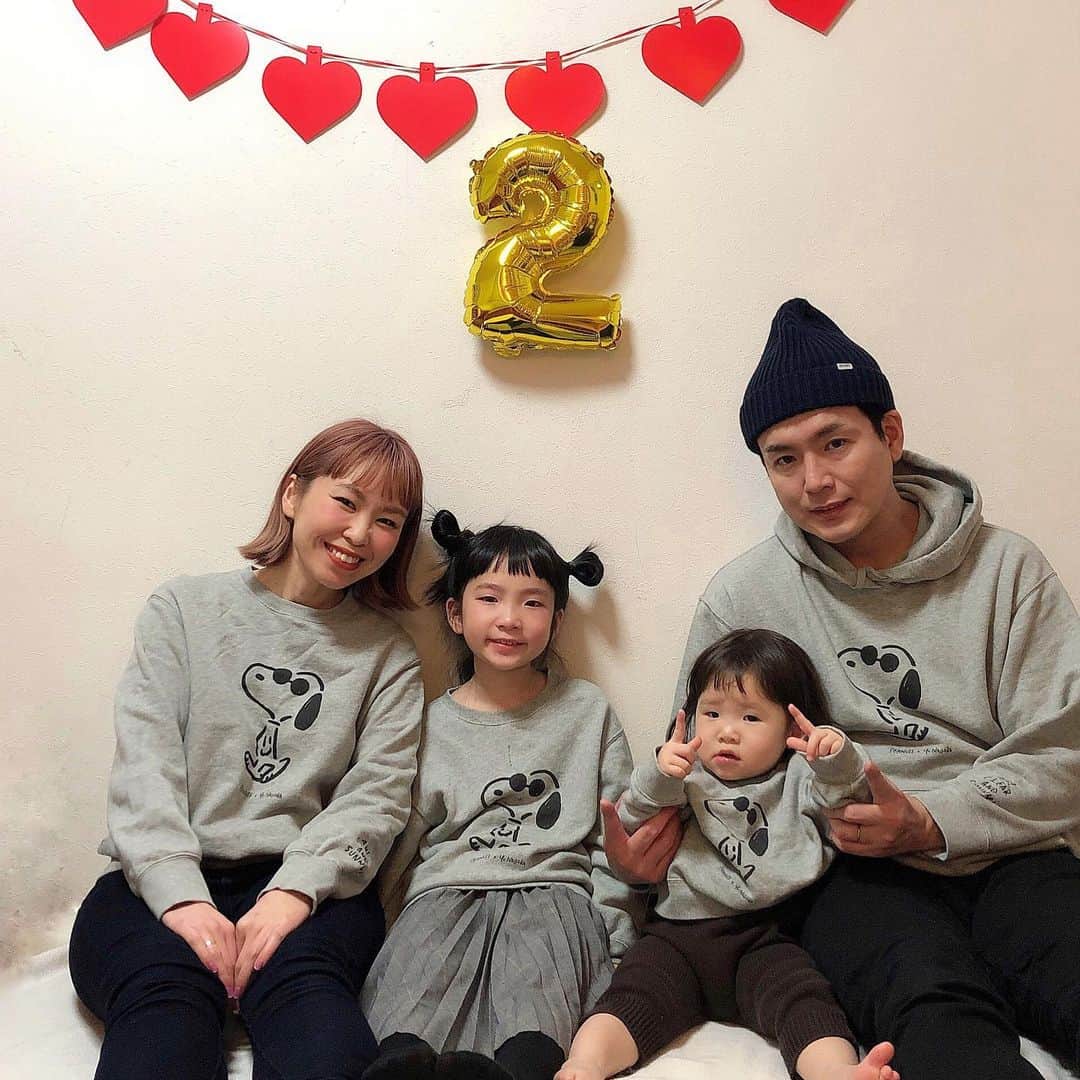 のインスタグラム：「． ★#お誕生日 ★  あこたん#二歳 になりました🎂 おめでとう🎉🎊🎈  誕生日は家でゆっくり過ごしました🏠 来年はもっと派手にお祝いしようね‼︎  今年も元気に成長してくれますよーに‼︎ いつも家族を笑わせてくれる あこたん💓 大好きだよー‼︎  家族でおそろいで着た#スウェット は #uniqlo ✖︎#長場雄 さんとの コラボスウェット✨  @uniqlo  @uniqlo_ginza  @kaerusensei   飾りつけは#フライングタイガー  で用意しました😆 @flyingtigerjp   #長場雄コラボ #コラボ商品  #コラボグッズ #uniqloコーデ  #おそろコーデ #uniqlo新作  #uniqloginza #ユニクロ #ユニクロコーデ #ユニクロ購入品  #ユニクロキッズ #ユニクロ新作  #お誕生日おめでとう #二歳児  #birthday#birthdaygirl  #happybirthday #お誕生日飾り付け  #お誕生日会 #おそろい  #お揃いコーデ  #flyingtiger」