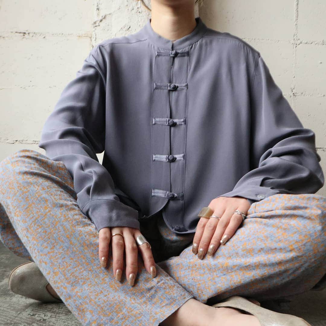 吉祥寺 古着屋 Orfeoのインスタグラム：「Silk China Blouse  . #orfeo #kichijoji #tokyo #vintage #used #fashion #coordinate #outfit . . .  お問い合わせはインスタグラムのプロフィール掲載のメールアドレスにお願いいたします。コメント、DMでのお問い合わせは受け付けておりませんのでご了承ください。 ONLINE SHOPの商品も店頭にてご購入頂けます。気になる商品がございましたらスタッフにお声掛けください。 . 新型コロナウィルス感染症予防対策を徹底して営業しております。 ご来店の際はマスク着用、手指消毒にご協力ください。」