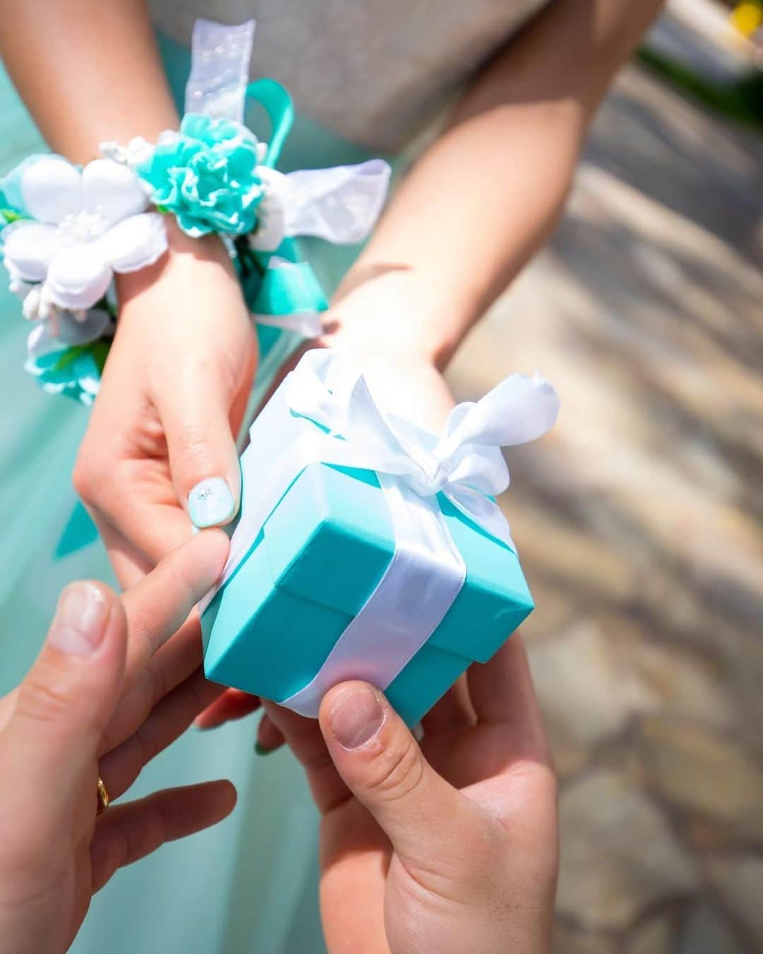 宮川杏奈さんのインスタグラム写真 - (宮川杏奈Instagram)「Tiffany&Co💍💕 .  #Hawaii #hawaiiwedding  #hiltonhawaiianvillage  #ハワイ #ハワイウェディング #海外挙式 #ハネムーン #ウェディングフォト  #ウェディングドレス  #ヒルトンハワイアンビレッジ  #挙式 #海外挙式 #懐かシリーズ  #結婚記念日 #フォトツアー #ビーチフォトウェディング」1月25日 17時35分 - an1221na