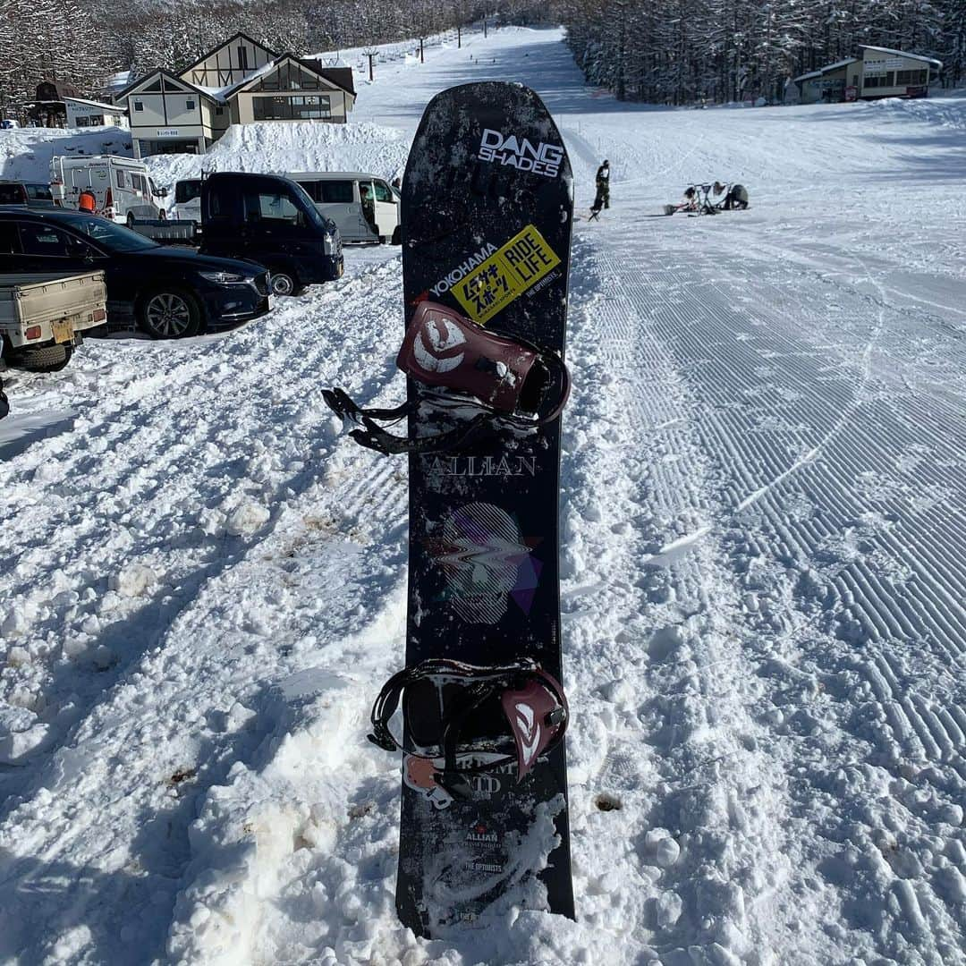 中村貴之さんのインスタグラム写真 - (中村貴之Instagram)「湯の丸スキー場へソロで行ってきました。雪質最高だしジャンプ飛びやすいし、1人でも楽しめました👍 @yunomaru_snowboard_school 🙏 @yunomarusnowpark 🙏  #ムラサキスポーツ @allianjapan  @flux_japan  @dangshades_jp  @threeweather  #ヨコハマタイヤ」1月25日 17時36分 - taka_brew