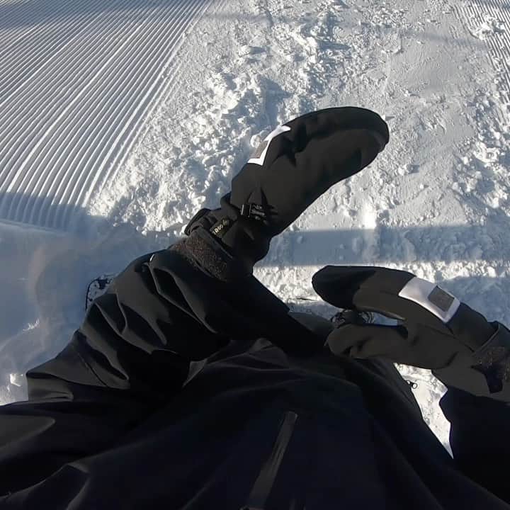中村貴之のインスタグラム：「湯の丸スキー場へソロで行ってきました。雪質最高だしジャンプ飛びやすいし、1人でも楽しめました👍 @yunomaru_snowboard_school 🙏 @yunomarusnowpark 🙏  #ムラサキスポーツ @allianjapan  @flux_japan  @dangshades_jp  @threeweather  #ヨコハマタイヤ」