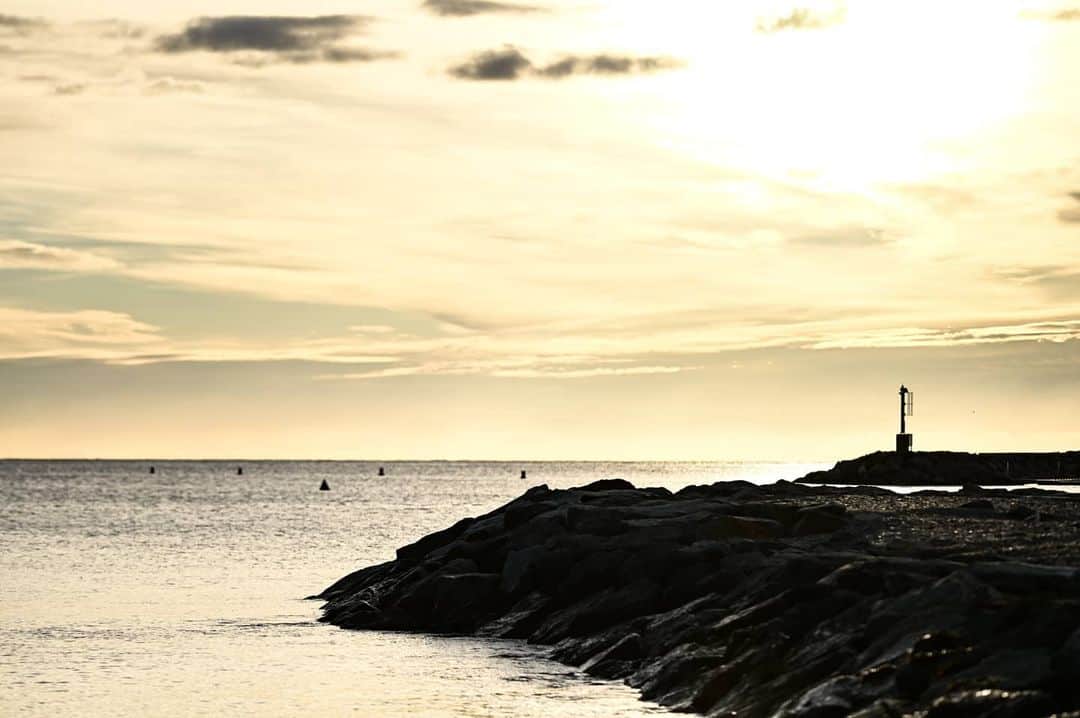 別府史之さんのインスタグラム写真 - (別府史之Instagram)「Another beautiful morning🌅 The sunrise illuminates the sea and the blue sky.  Have a nice day 😉」1月25日 17時36分 - fumybeppu