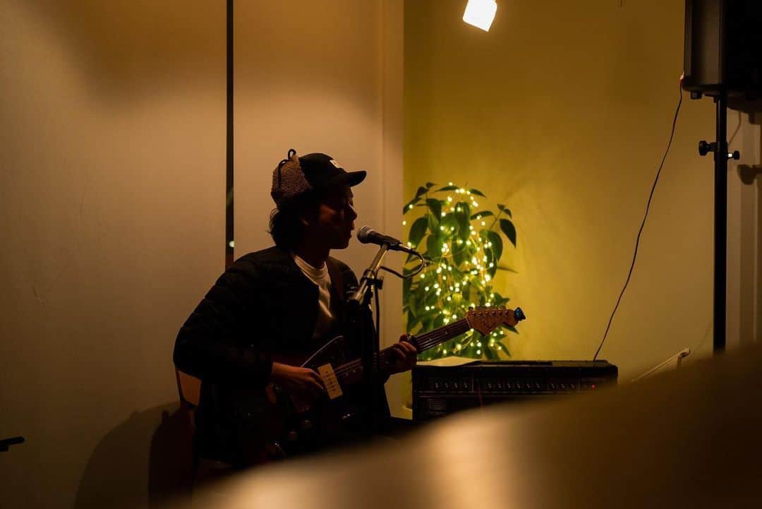大谷友介のインスタグラム：「年明けから新曲の制作をしてます。 作曲→レコーディングまでを月末までに仕上げるスケジュール💦  このご時世、音楽を作る気持ちにも思った以上に変化を感じてる。選びとる手法と引き出し、手段や感情も自然と新しいことが多い。 それが新鮮だし、きっと前とは少し違う届き方をすると思う。 お楽しみに。」